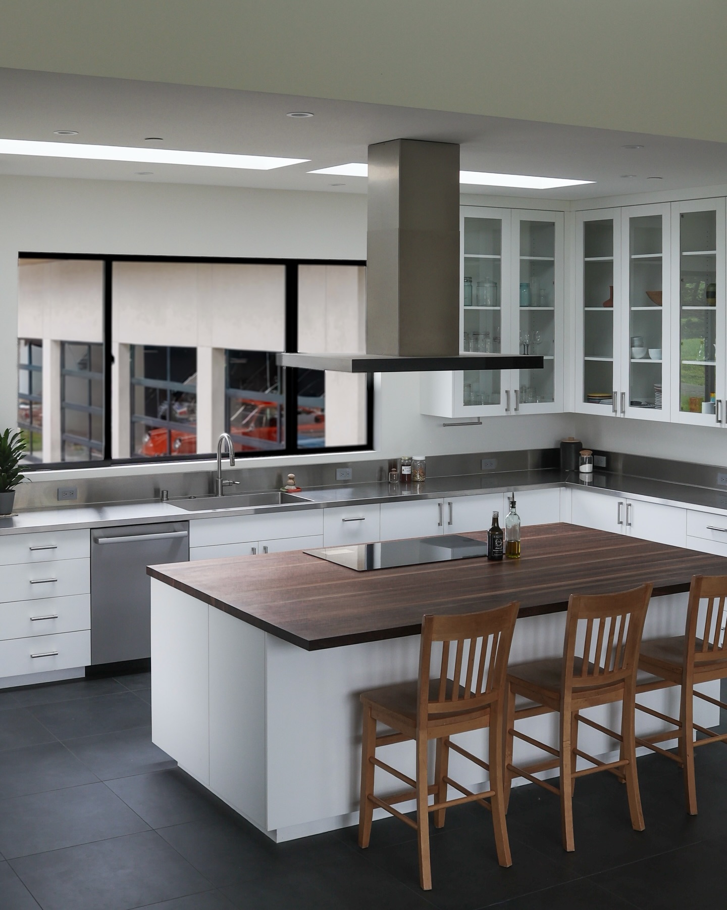 more from this modern Corralitos kitchen, complete with a custom walnut island!
@costabellabuilders
photo: @b.ritt.back