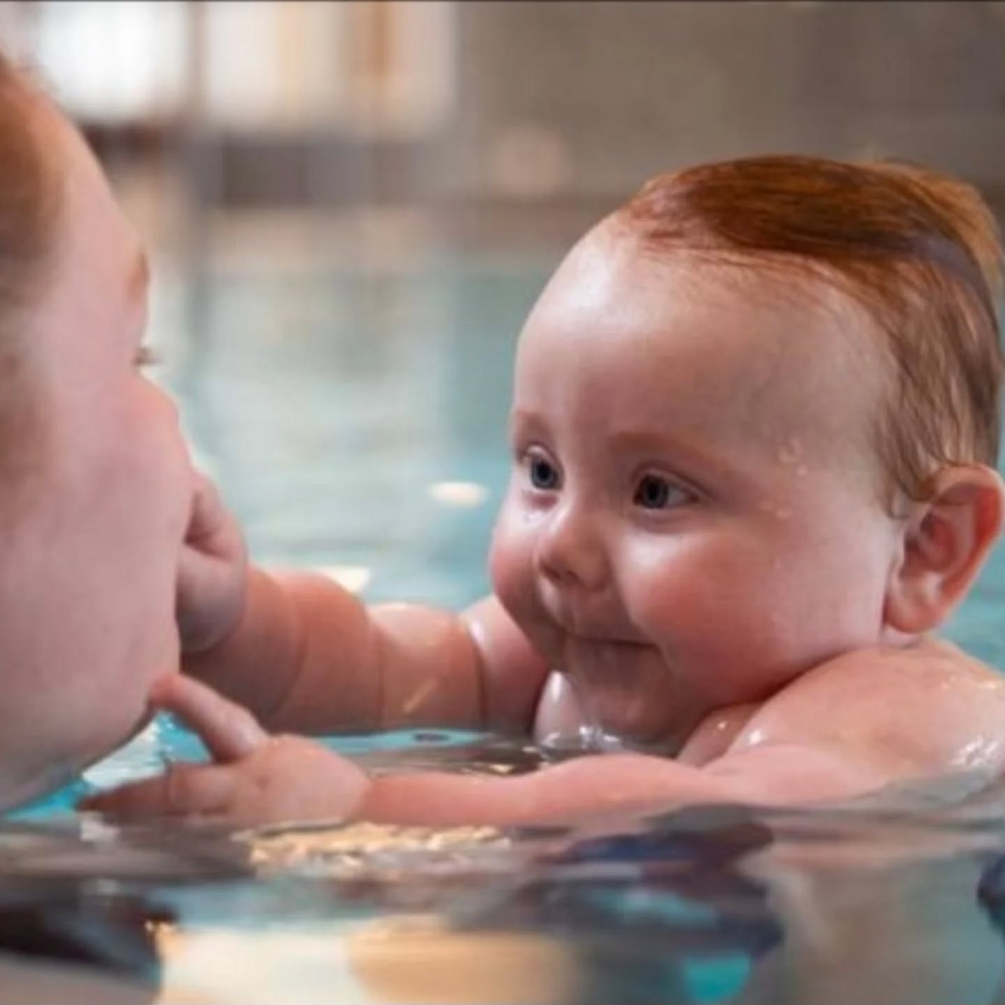 På kurset med baby og småbarnsvømming på Kvam trivselsbad var Gro fra @lindstad_design_og_foto med oss og igjen fanget øyeblikkene. Bare se på disse bildene av mor og baby.
Takk til foreldre som samtykker til å dele bildene.