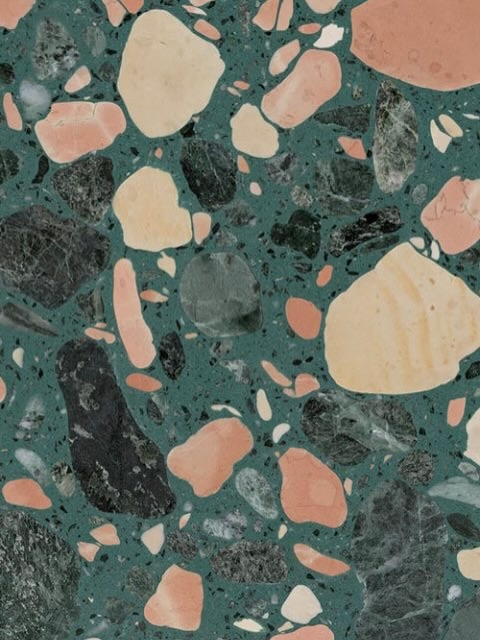 Le superfici SM Marble di @santamargherita_surfaces reinterpretano con eleganza il fascino senza tempo del marmo, trasformandolo in texture uniche e materiche. Graniglie di marmo prezioso di diverse dimensioni, colori e sfumature vengono abilmente miscelate con resine di alta qualità, dando vita a superfici versatili, tecnicamente avanzate e ricche di carattere.
Ogni finitura racconta un equilibrio tra naturalezza e design contemporaneo, perfetta per rivestire pavimenti, pareti e molteplici applicazioni d’interni con sofisticata personalità.
Le superfici SM Marble sono disponibili in formati di lastre e piastrelle con varie texture — lucida, levigata o spazzolata — per creare effetti di grande impatto visivo in ogni spazio.
Da Forme e Superfici selezioniamo materiali che uniscono bellezza, prestazioni e versatilità di progetto: lasciati ispirare dalle varietà di graniglie e texture di SM Marble. 🤎
#santamargherita #smmarble #formeesuperficistore #rivestimenti #madeinitaly
