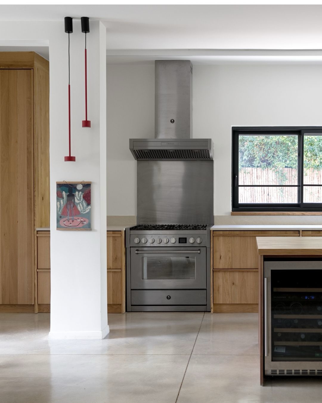 סטס מייצר יין.
מהאנשים שמקשיבים לענבים.
בודקים בשקט, מריחים, מחכים לרגע הנכון.
וכשנפגשנו, הרגשנו שזה דומה מאוד למה שאנחנו עושים עם עץ.
הוא מדבר על אדמה, על עונות, על סבלנות.
אנחנו מדברים על סיבים, על חיבורים, על דיוק.
בסוף - זו אותה הקשבה לחומר.
המעצבת רוני סמסון תלם @roni.samson זיהתה את השפה המשותפת הזאת וחיברה ביניהן.
תרגמה את הכבוד שלו לחומר ואת הכבוד שלנו לעץ למטבח אחד שלם.
אלון מלא לאורך כל המטבח.
אי באגוז שמוסיף עומק חם.
נירוסטה שעובדת קשה ולא עושה דרמה.
מטבח שממשיך את אותה שפה.
נותן מקום לבישולים, לאירוח, ליום־יום.
ולבקבוק יי