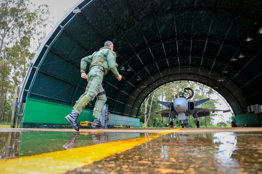 A Força Aérea Brasileira (FAB) alcançou um importante e decisivo marco no fortalecimento da defesa aérea nacional ao empregar, pela primeira vez, o caça F-39E Gripen em uma missão real de Alerta de Defesa Aérea. A operação foi realizada nesta terça-feira (24/02), a partir da Base Aérea de Anápolis (BAAN), consolidando a plena capacidade operacional da aeronave no Sistema de Defesa Aeroespacial Brasileiro.
Foto: Sargento Müller Marin / CECOMSAER
#aviationphotography #aviation #defesa #gripen #brasil🇧🇷