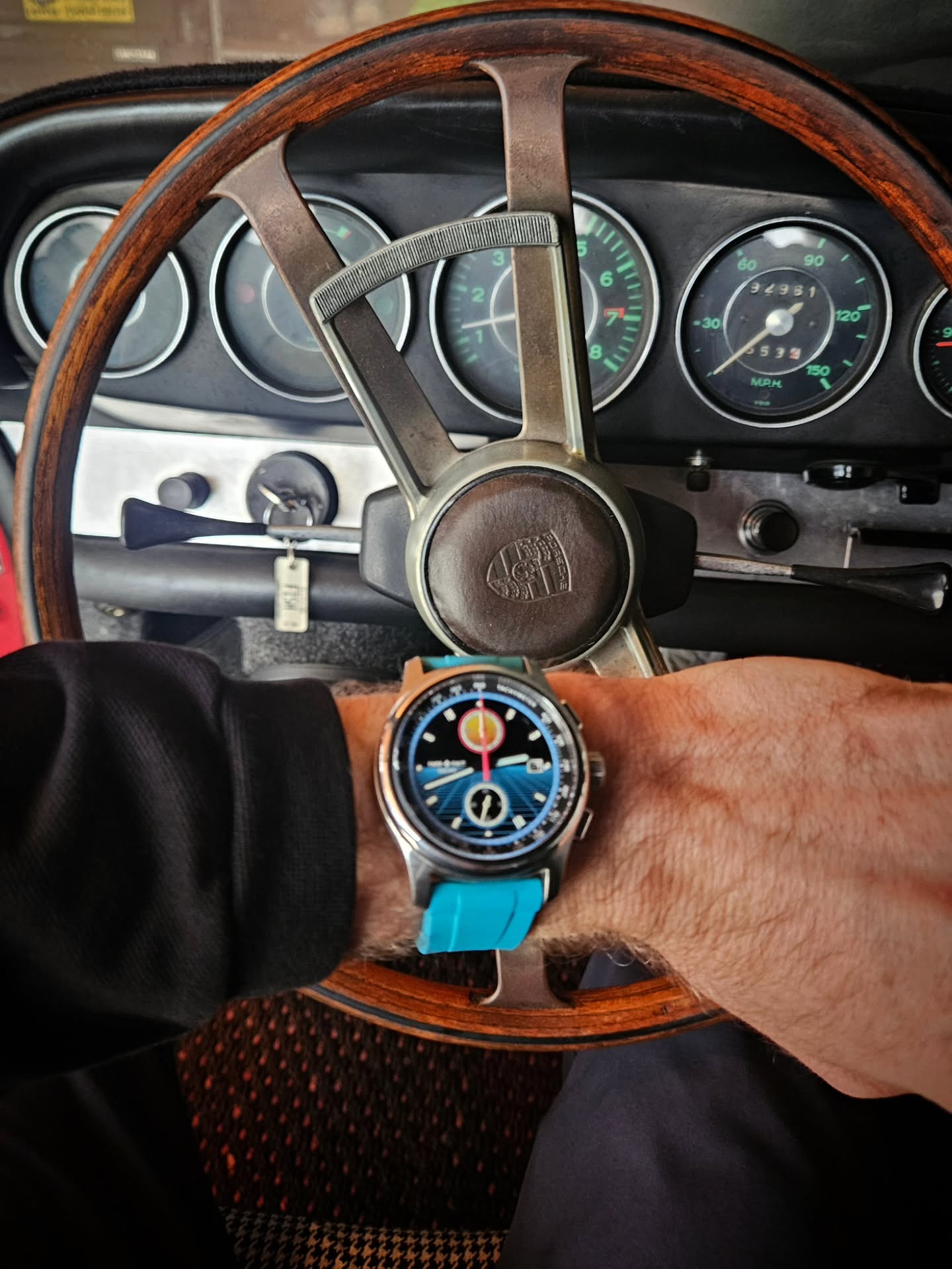 Friday steering wheel wristshot.
Going full Retro with the Vice Electeic Blue on my wrist while we warm up my friends classic Porsche 911.
Oof look at this interior! It love it. Nothing like that smell too when we fire it up.
Looking forward to warmer weather and the car shows that come with it!
#watchfam #wristshot #porsche #chicago #vintage