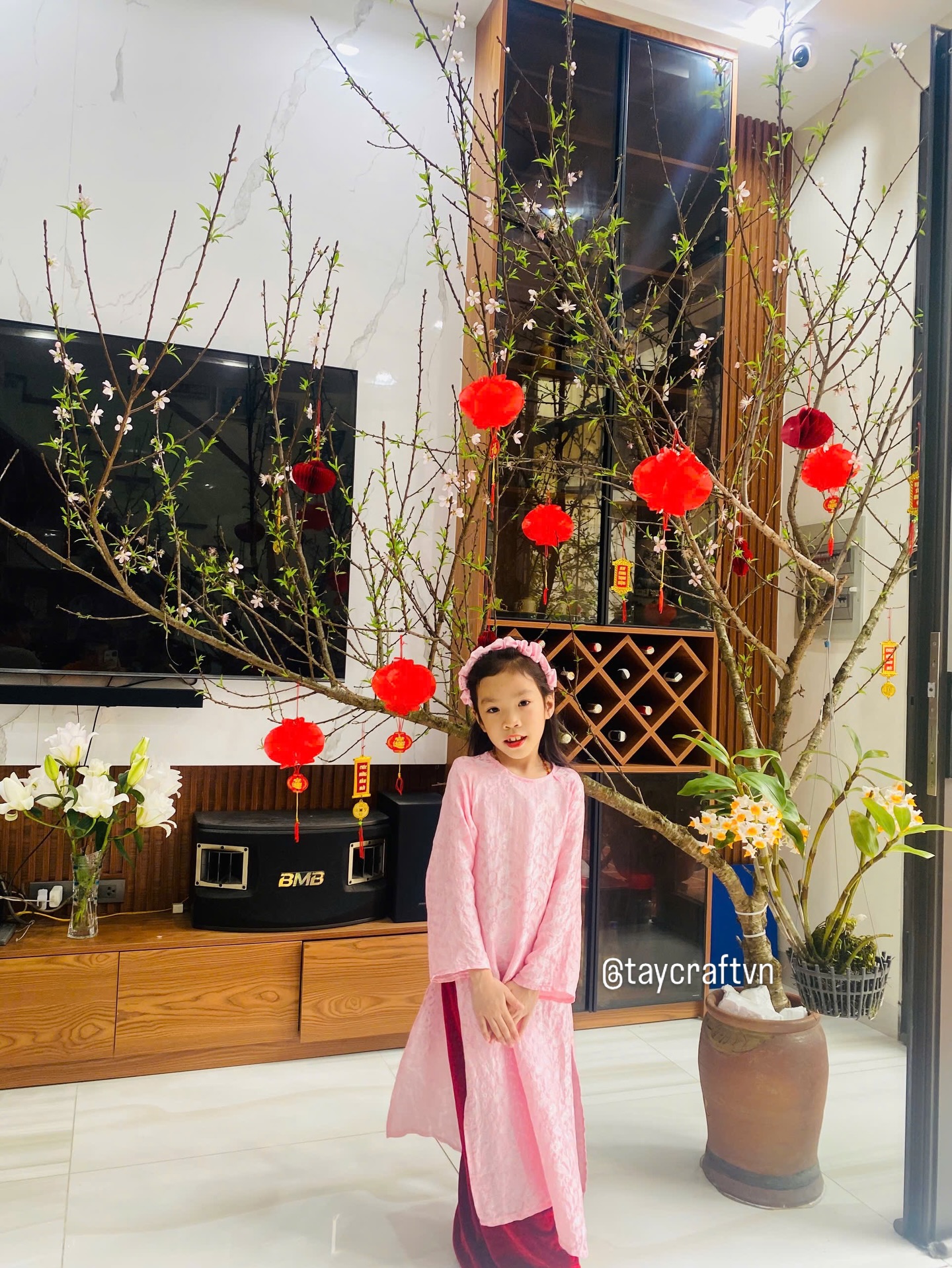 Xuân về nhộn nhịp, bé xúng xính áo dài mới 💖
———
-𝐓𝐀𝐘 𝐂𝐫𝐚𝐟𝐭-
Hand Embroidery | Organic Clothing
Instagram, FB: taycraftvn
Website: https://www.taycraftvn.com
__
#taycraft #taycraftvn #aodaitreem #aodailua #luatotam