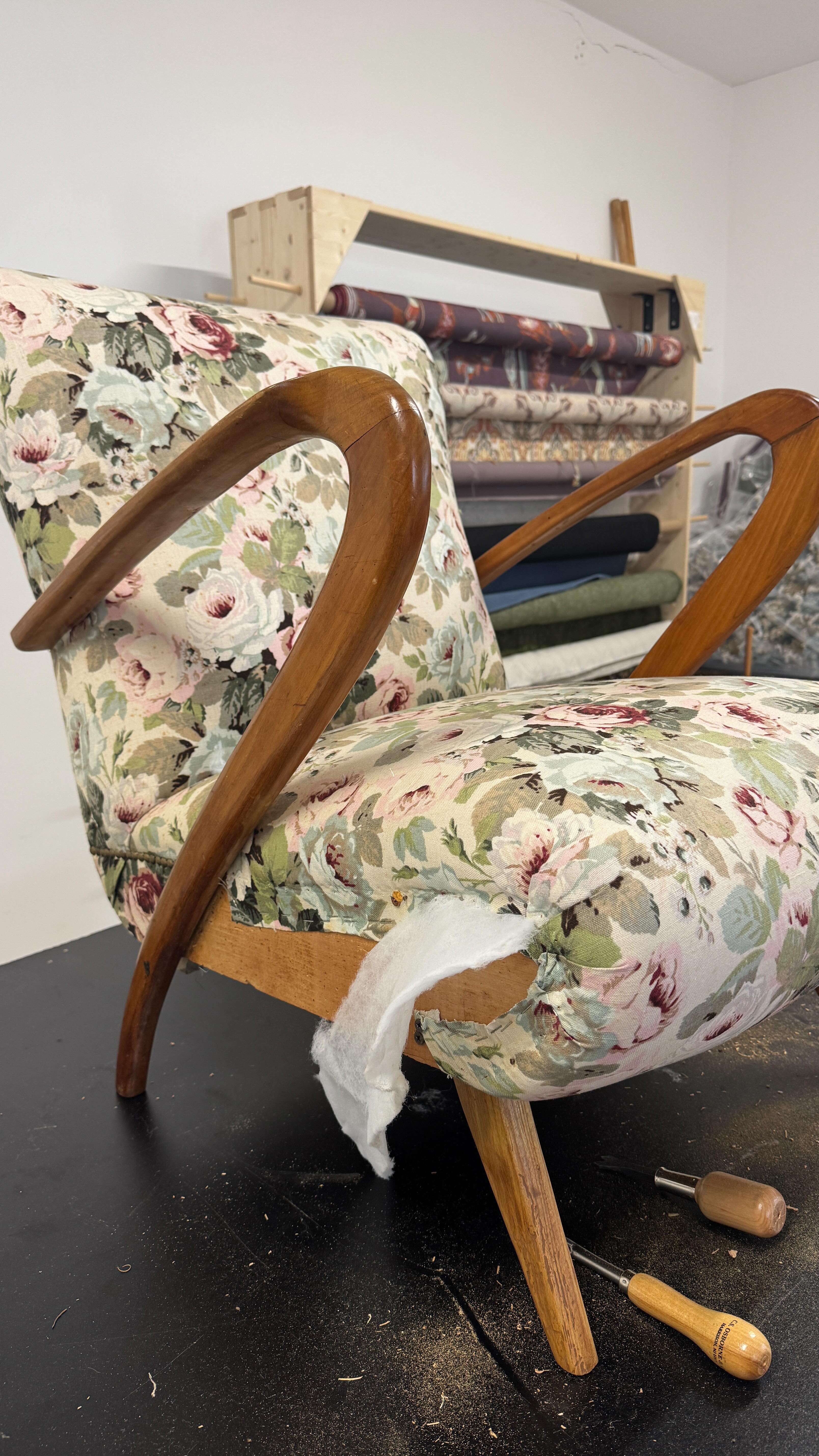 Partea cea mai puțin plăcută din proces… doar că fără ea nu există transformare. 🔨🪑
#tapiteriecluj #retapitarefotoliu