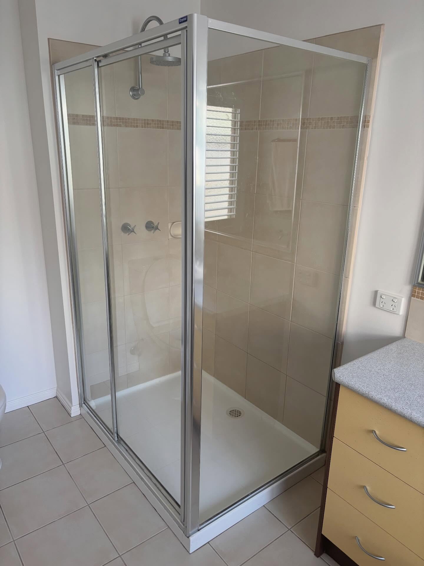 ➡️ For the before & after on this semi-framed shower screen replacement in Berwick today.