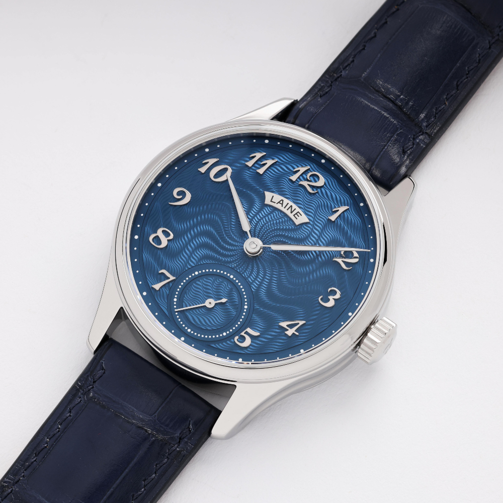 No outer contrast, no separation. Just pure moiré guilloché throughout, in our enduring marine blue. An exploration within our own signature.🕵️♂️👨🚀🌊
#custommade #bespoke #guilloche #torstilaine #watchfam #lainewatches #watch