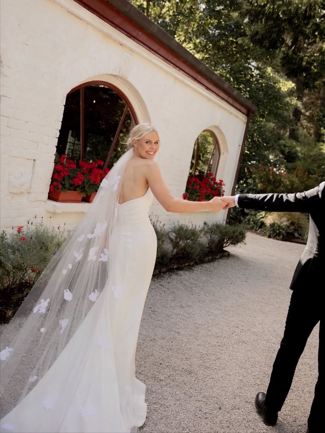 L A C E
A simple modern dress paired with a scattered embroidery veil.
The best part? The embroidery is from her mum's wedding dress 🥹✨️
We can bring the details together, just get in touch 🫶
📷 - @amour.weddings_
#bespokeveil #embroidery #christchurchbride