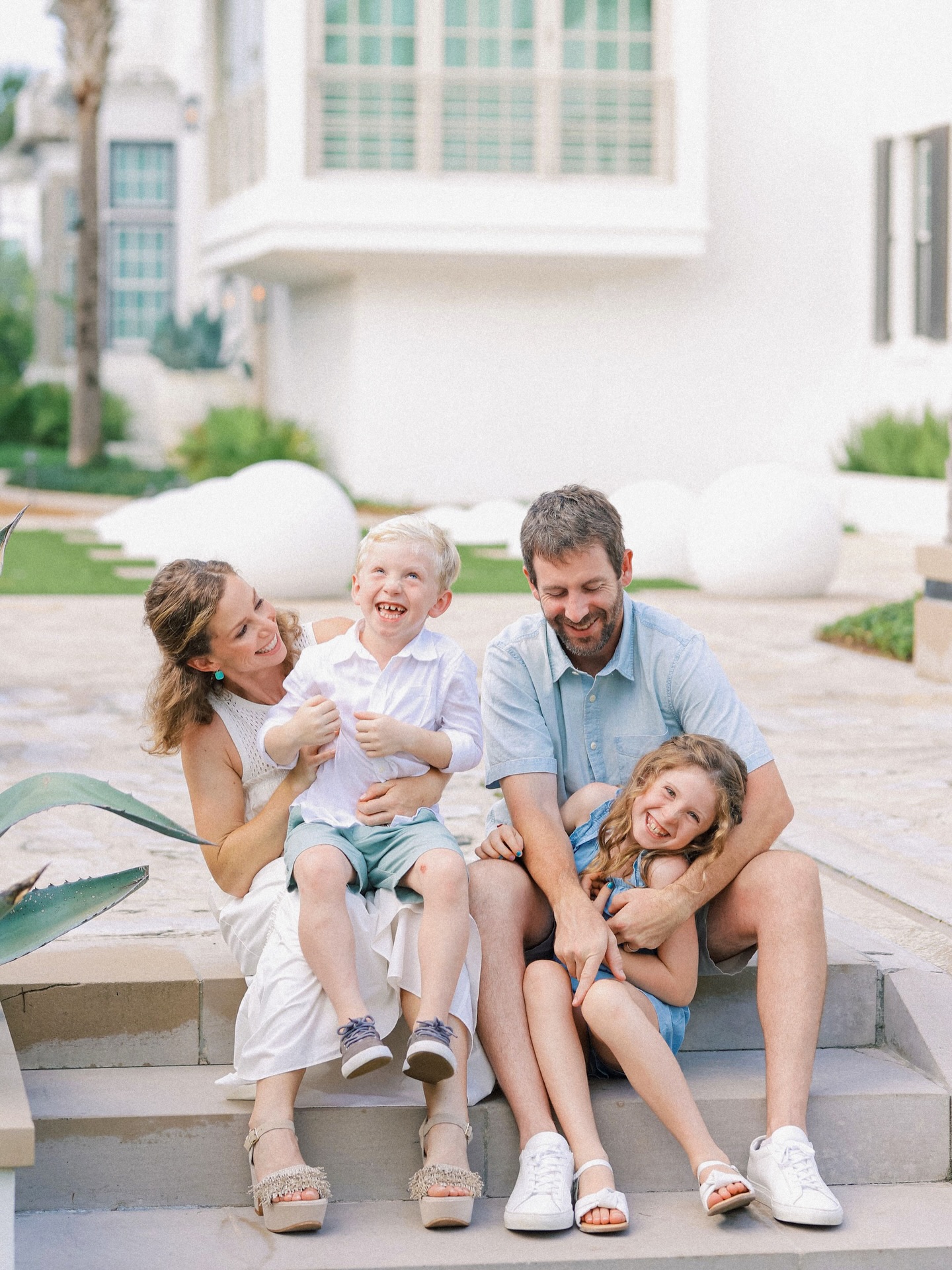 One of my favorite things is when I tell mom & dad to tickle the kids. There’s typically at least one who totally loses it.. throws themself out of the picture or makes a face like this - of pure joy and surprise. It doesn’t get better!! Connection and direction will always trump posing your clients. 🤍