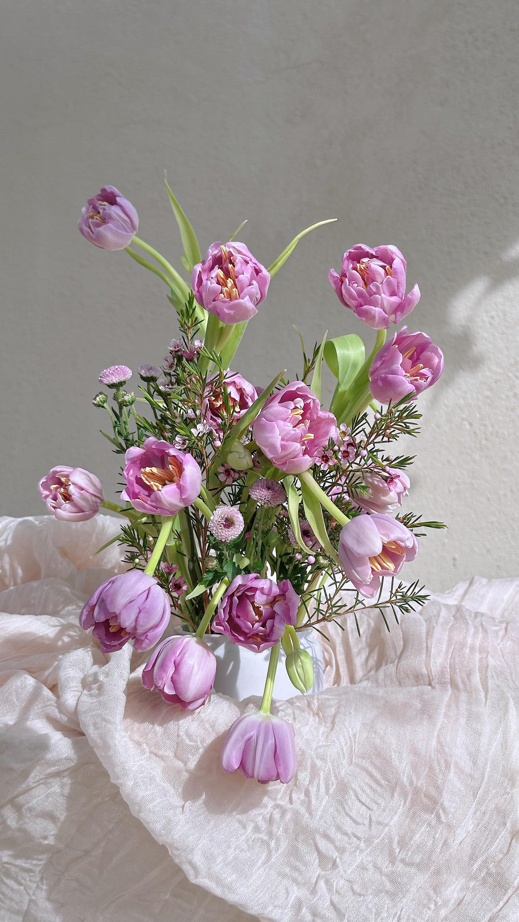 Somewhere between winter’s end and the first warm breeze, tulips bloom like a secret spring has been keeping all along. 🌷☀️
.
.
.
.
.
.
#weddingflorals�#sustainability�#flowerartistry�#bayareaflorist
#weddingflowers