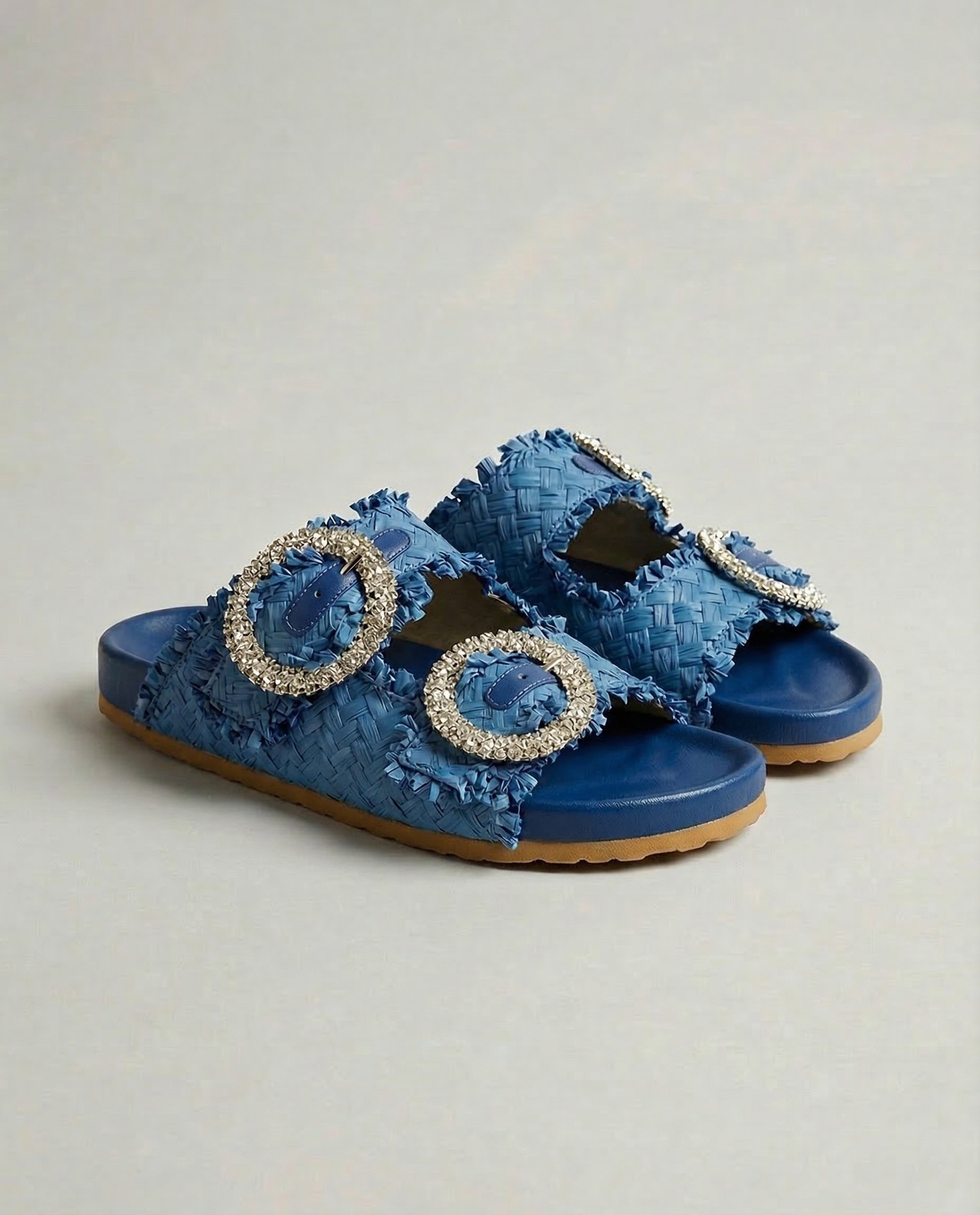 Sama — Raffia crystal buckle slides: natural raffia, luminous crystal buckles, and artisan craftsmanship for sunlit days and warm nights. Lightweight, comfortable, and made in limited quantities. Link in Bio #SummerEssentials #Raffia #ResortStyle #Handcrafted #NewCollection