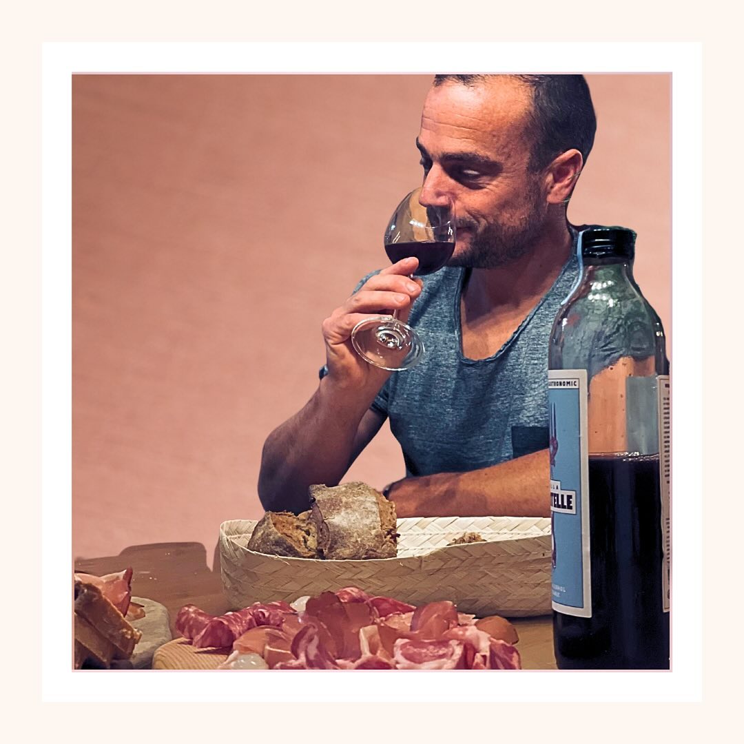 Apéro régressif autour d’une plancha de charcuterie locale et d’une bouteille 0% alcool Villa Martelle. Simplement BON ! 🍇
#apero #villamartelle #sansalcool #0% #charcuterie #fromage #cheese #france