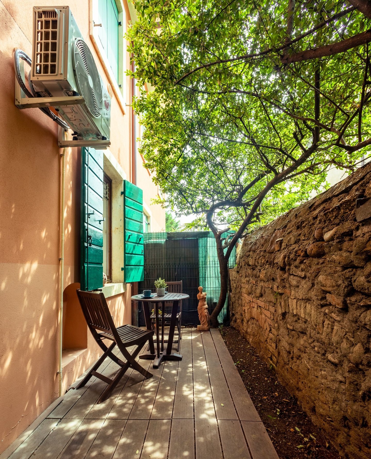 🇮🇹 💫 Verona è la città di #RomeoEGiulietta. Ma il romanticismo vero è trovare il posto giusto dove tornare.
Dea Fortuna Loft è intimo, contemporaneo, centrale. Dopo una passeggiata verso #CasaDiGiulietta o un aperitivo in Piazza delle Erbe, rientri in uno spazio pensato per due con un romantico giardino privato.
Le date per weekend romantici si esauriscono in anticipo.
Prenota adesso e inserisci BEHOMEGIFT per trovare una bottiglia di vino in camera.
🇬🇧 💫 Verona may be the city of #RomeoAndJuliet but romance is choosing the right place to return to.
Dea Fortuna Loft is intimate, contemporary and perfectly central. After Piazza delle Erbe or Juliet’s House, you come back to a space designed for two with a romantic private garden.
Romantic weekends sell out early.
Book now and use BEHOMEGIFT for a complimentary bottle of wine.
BEHOME | YOUR ITALIAN HOME LIKE NEVER BEFORE
#letsbehome
📧 info@behomesuites.it 📱+39 327 455 49 44