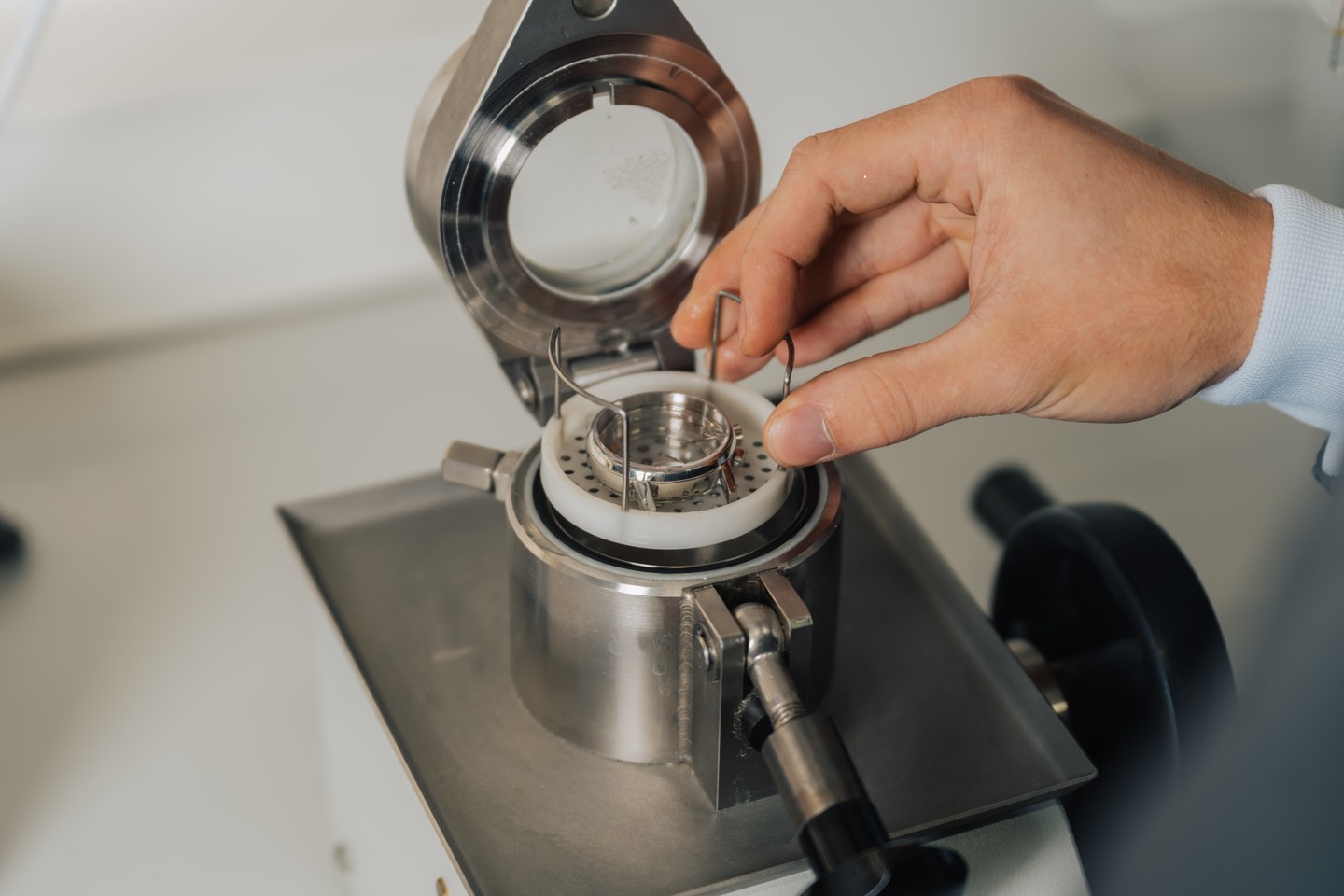 💧 DICHTIGKEITSPRÜFUNG
Für Drücke über 10 bar (Atmosphären) verwenden wir unseren Roxer Natador 125.
Damit simulieren und testen wir Uhrengehäuse unter Bedingungen von 100 Metern (10 bar) bis 1250 Metern (125 bar).
Präzision und Sicherheit – geprüft unter realistischen Extrembedingungen.
⚠️ Wichtig zu wissen:
Eine Uhr mit 30 Metern (3 bar) Wasserdichtigkeit ist nicht für einen Tauchgang geeignet.
Je nach Verwendungszweck muss das Gehäuse entsprechend konstruiert und gefertigt sein.
Orientierungshilfe:
• 3–5 bar → geeignet für den Alltag (Spritzwasser)
• 10 bar → geeignet zum Duschen
• ab 20 bar (200 m) → geeignet zum Baden, Schwimmen oder Tauchen
Denn Wasserdichtigkeit ist keine Marketingzahl – sondern eine technische Eigenschaft, die fachgerecht geprüft werden muss.
#Dichtigkeitsprüfung #Uhrmacherhandwerk #ServiceKompetenz #SwissWatchmaking #Taucheruhr #Werkstatt #Qualität