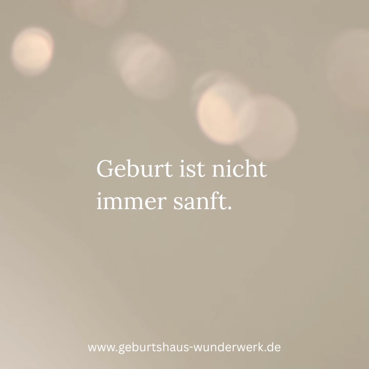 Zwischen all den berührenden und schönen Geburtsgeschichten möchten wir heute eine andere Perspektive auf Geburt mit euch teilen.
Geburt ist nicht immer einfach.
Nicht immer ruhig und friedlich,
egal an welchem Ort ihr seid.
Manchmal sind die Gefühle überwältigend.
Manchmal geprägt von Überforderung und manchmal auch ganz anders, als wir es uns gewünscht haben.
Dies alles gehört zur Einzigartigkeit eurer Geburtsgeschichte.
Es gibt kein Versagen!
Und ganz sicher kein „zu schwach“.
Geburt ist intensiv.
Geburt ist echt.
Und jede Erfahrung verdient ihren Platz!
Zum Weltfrauentag am Samstag möchten wir dieses Thema noch einmal aufgreifen und euch jemanden vorstellen.
Bleibt gespannt. 🤍
Frauen sind stark – in ihrer Kraft.
Und auch in ihrer Verletzlichkeit.
#weltfrauentag #geburt #Geburtshaus #außerklinischegeburt #frauenstärken
