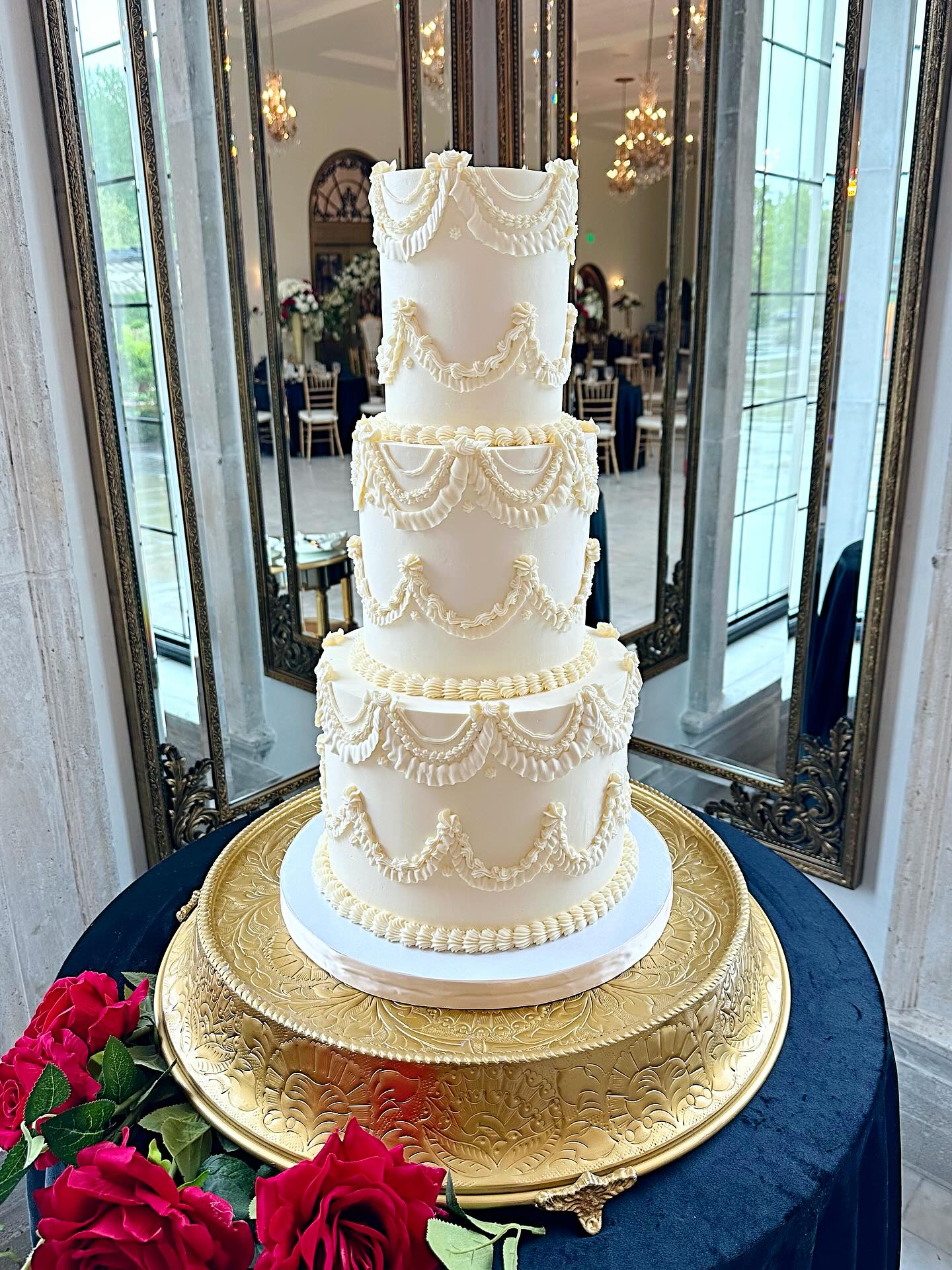 There is no better showstopper than a tiered vintage cake🌹
This was our first delivery to the @chateaudesfleursofficial in Eagle, and WOW! One of the most beautiful venues we have been to. So elegant and classy. The perfect backdrop for our vintage cake🤍
The bottom tier of cake was a vanilla cake, with strawberry compote filling, and cream cheese Italian meringue buttercream. The top two tiers were chocolate cake, with chocolate mousse filling, and caramel Italian meringue buttercream🍓🍫
Venue- @chateaudesfleursofficial
Planning- @skl_events_
#vintageweddingcake #vintagecakes #boisebakery #boiseweddingcakes #boiseweddings