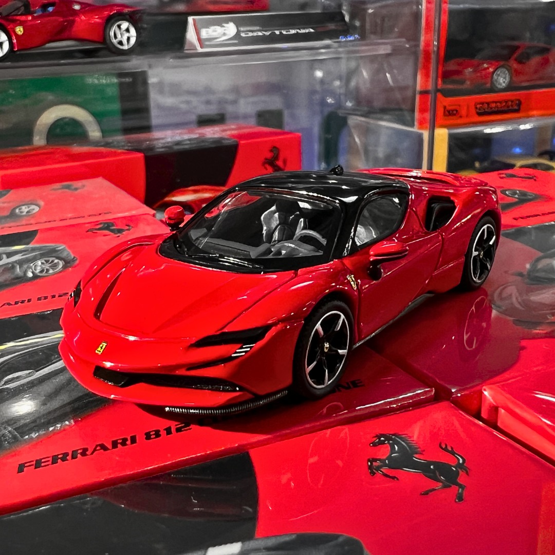 BBR Modelsの1/64スケールミニカーシリーズ「BBR MODELS 1/64 Diecast Collection」から「フェラーリSF90ストラダーレ」のロッソコルサカラーが入荷しました!!
最初に入荷をご紹介した「296GTB」、「デイトナSP3」(店頭入荷分は完売)、「812 COMPETIZIONE」に続いてリリースされたこちらのモデルは、フェラーリが2019年に発表したPHEV(プラグインハイブリッド)スーパーカー「フェラーリ SF90 Stradale(エスエフナインティ ストラダーレ)」を1/64スケールで再現したダイキャスト製ミニカーで、数あるフェラーリのカラーの中でも特に有名な「ロッソコルサ」のボディ色に、ルーフ部分などのブラックを組み合わせたスポーティな印象の仕上がりとなっています。
ちなみに、実車の「SF90 Stradale」は3基の電気モーターとリアミッドシップに搭載されたV型8気筒ツインターボエンジンを組み合わせ、総合出力は1000馬力、0-100 km/h加速:2.5秒、最高速度:340 km/hというハイパフォーマンスなモデルで、「SF90」はフェラーリのレーシングチーム「スクーデリア・フェラーリ」の90周年という意味で付けられた名前なのだそうです。
最新型のモデルや近年のフェラーリを再現したミニカーで1/64スケールのコレクション向けは、トミカやブラーゴなどのトイ系ミニカーを除くと、リリースしているメーカー自体が少ないので、フェラーリの版権を持っていて、メーカーとしても歴史も長いBBRが1/64スケールに参入したことで、これまで以上に車種のラインアップが増えていきそうですね!
・BBR Models 1/64スケール 「フェラーリ SF90ストラダーレ」(ロッソコルサ)ミニカー
販売価格 4,400円(税込)
スターホビー(店舗)
https://www.starhobby.jp/
〒680-0942 鳥取県鳥取市湖山町東4丁目87
営業時間
平日:PM12:00-19:00 土日祝日:AM10:00-PM19:00
定休日:毎週木曜日
ECサイト(ネットショップ)
スターホビーミニカーストア
https://store-starhobby.com/
#ferrari #sf90 #sf90stradale #sf90ストラダーレ #フェラーリ #ミニカー #minicar #rossocorsa #bbrmodels #bbrmodels64 #minigt #ロッソコルサ #ミニカーショップ #ホビーショップ #鳥取 #スターホビー