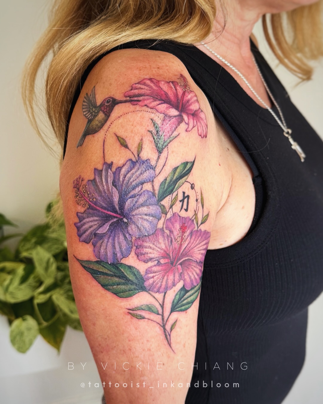 Ann and Dom’s new tattoos both feature a Chinese character meaning Strength. This symbol holds deep significance for them. Dom’s 力 complements his existing tattoo, while Ann’s 力 is beautifully integrated into her hummingbird and hibiscus tattoo ♡
#hibiscustattoo #hummingbirdtattoo #shouldertattoo #botanicaltattoo #floraltattooartist