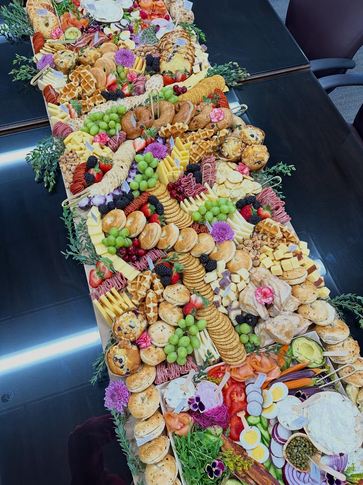 I’m not a morning person… but give me a brunch spread like this and I might reconsider. ☀️🥐🍓