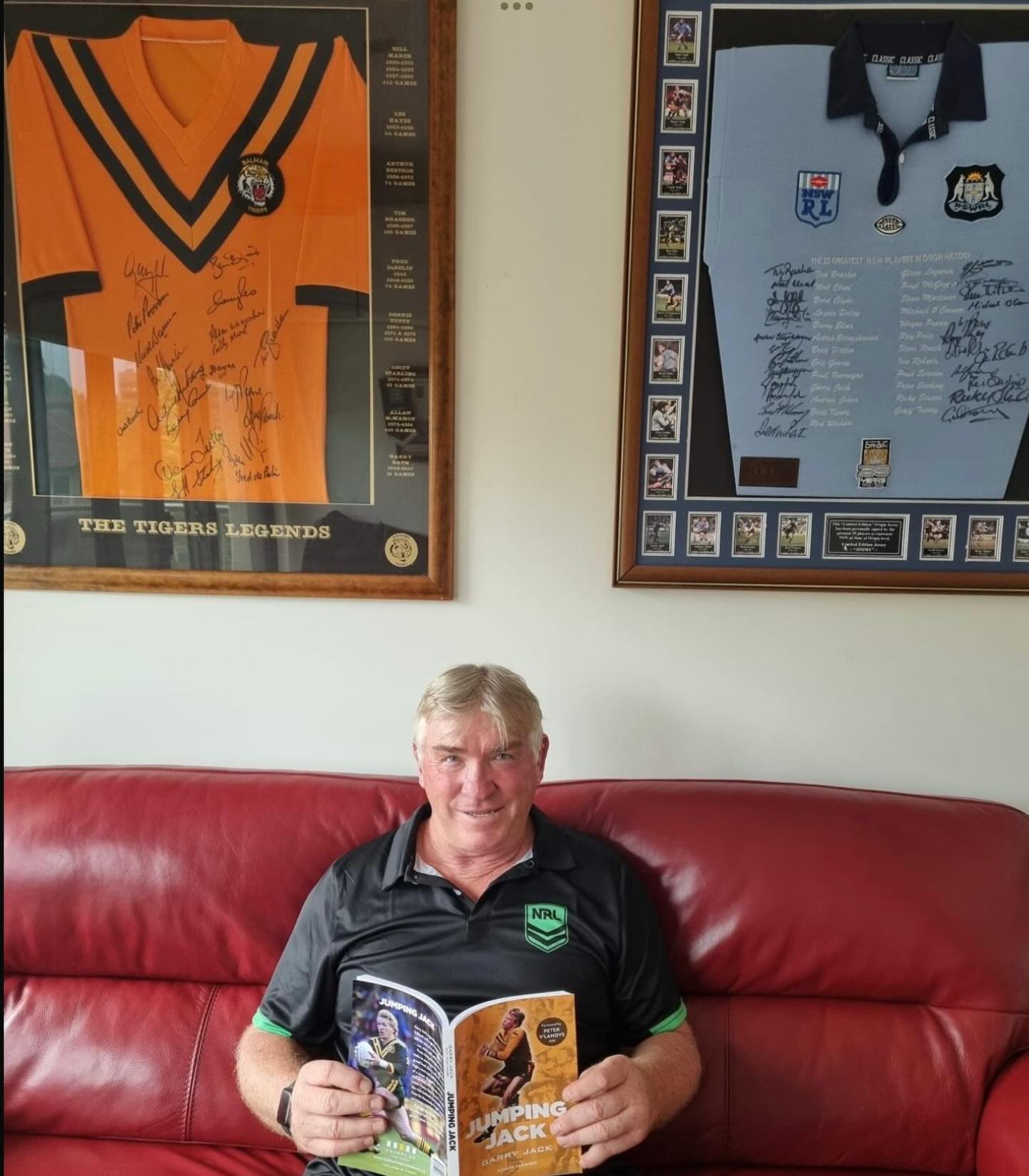 #rugbyLeague legend, Garry Jack, with his autobiography, ‘Jumping Jack’.
Get it from us. Link in bio.
#balmain #stateoforigin #kangaroos #westtigers