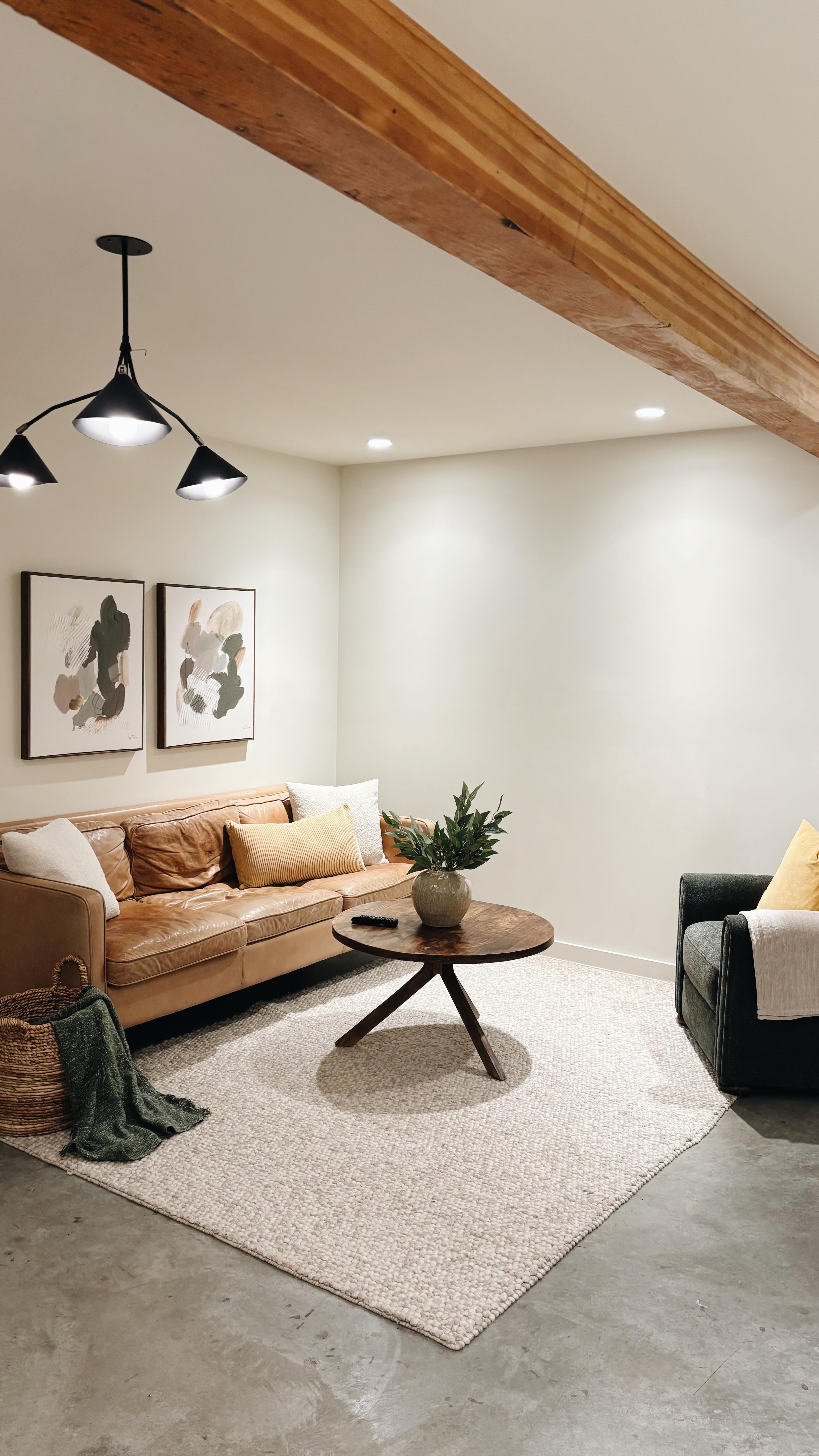 A space doesn’t come alive from one big change…it’s the small, intentional additions.
A plant to soften the room.
A lamp instead of harsh overhead light.
A rug that grounds the furniture.
A few objects that actually mean something to you.
The goal isn’t filling a space. It’s giving it life.
If you are having a tough time bringing new life to your space, let’s connect 📞: 604.315.5040