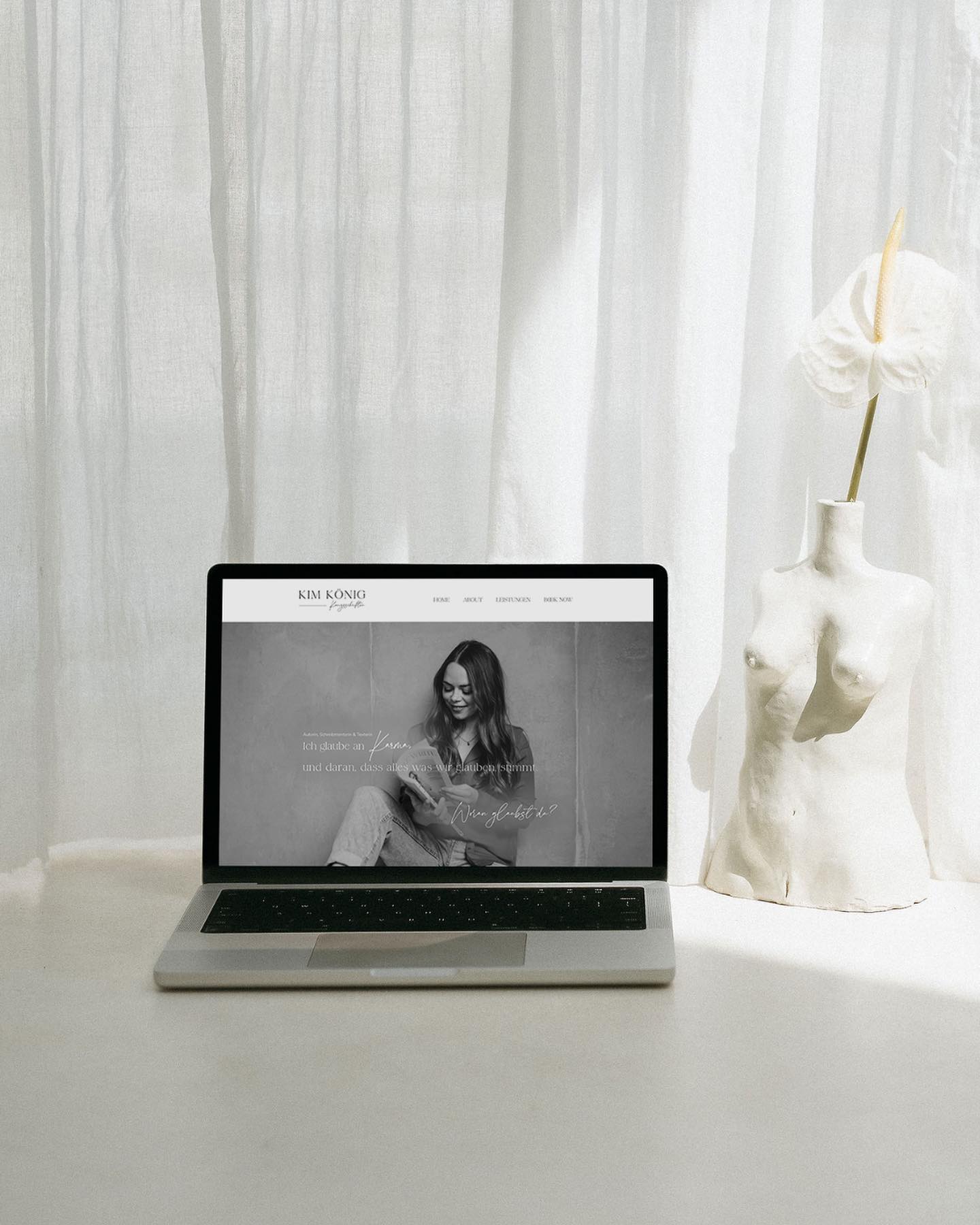 Endlich ist es so weit, ich zeige euch Kims wundervolle Webseite und gehe ganz detailliert darauf ein, warum ich welche Elemente in ihr Branding eingebaut habe. Diese Reise war so emotional - ich sag’s euch! Zu lesen, wieviele Leute ihre Webseite schön finden und sagen wie perfekt es zu ihr passt, macht mich einfach heute noch so sprachlos. Danke für unsere tiefe Zusammenarbeit - @koenigsschriften 🔏
Wie findest du die Webseite? Schau sie dir gerne an: www.kimkoenig.de
#soulfulbranding #soulful #vectorliebe #designerin #grafikerin #webseite #holisticbranding #webseitengestaltung #branding #oldenburg #bremen #mediengestalter #grafiker #vector #hamburg #texterin #copywriting #copywriterwebsite