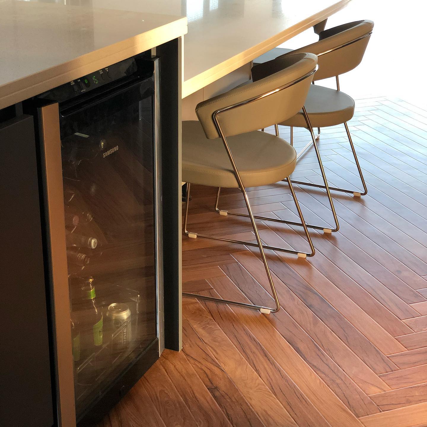 Karndean Da Vinci - Kenyan Tigerwood - One of our favourite jobs from last year...more to come in 2020!! - Happy new year 🍾🍾 #karndeanflooring #karndeandesignflooring #lvtflooring #homedesignideas #countryliving #interiordesign