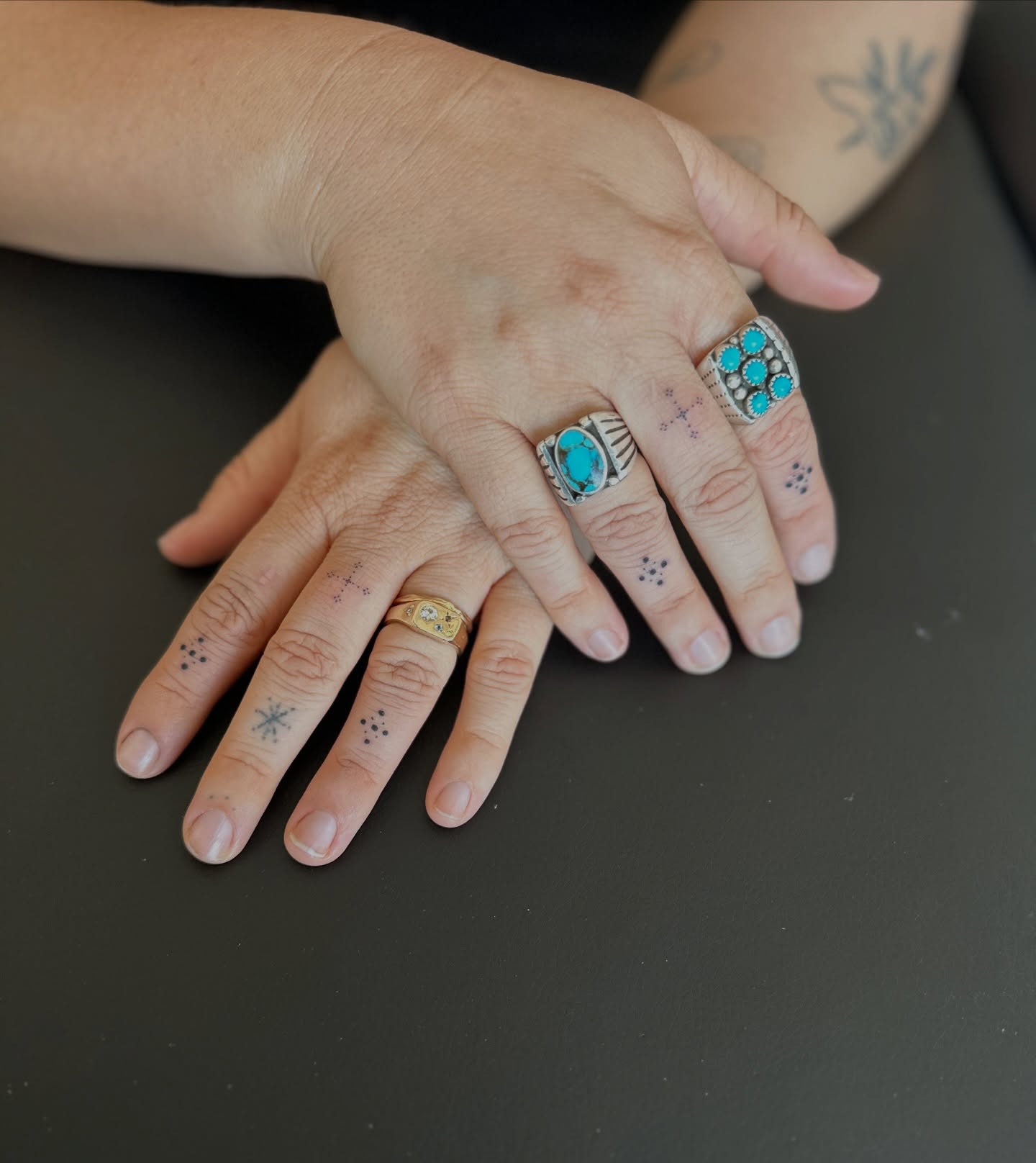 🖤 Small ornamental finger details 🖤 booking weekends in March @bigfeelingstattoo DM or head to my bio to book
#ornamentaltattoo #austintattooartist #atxtattoo #austintattooshop