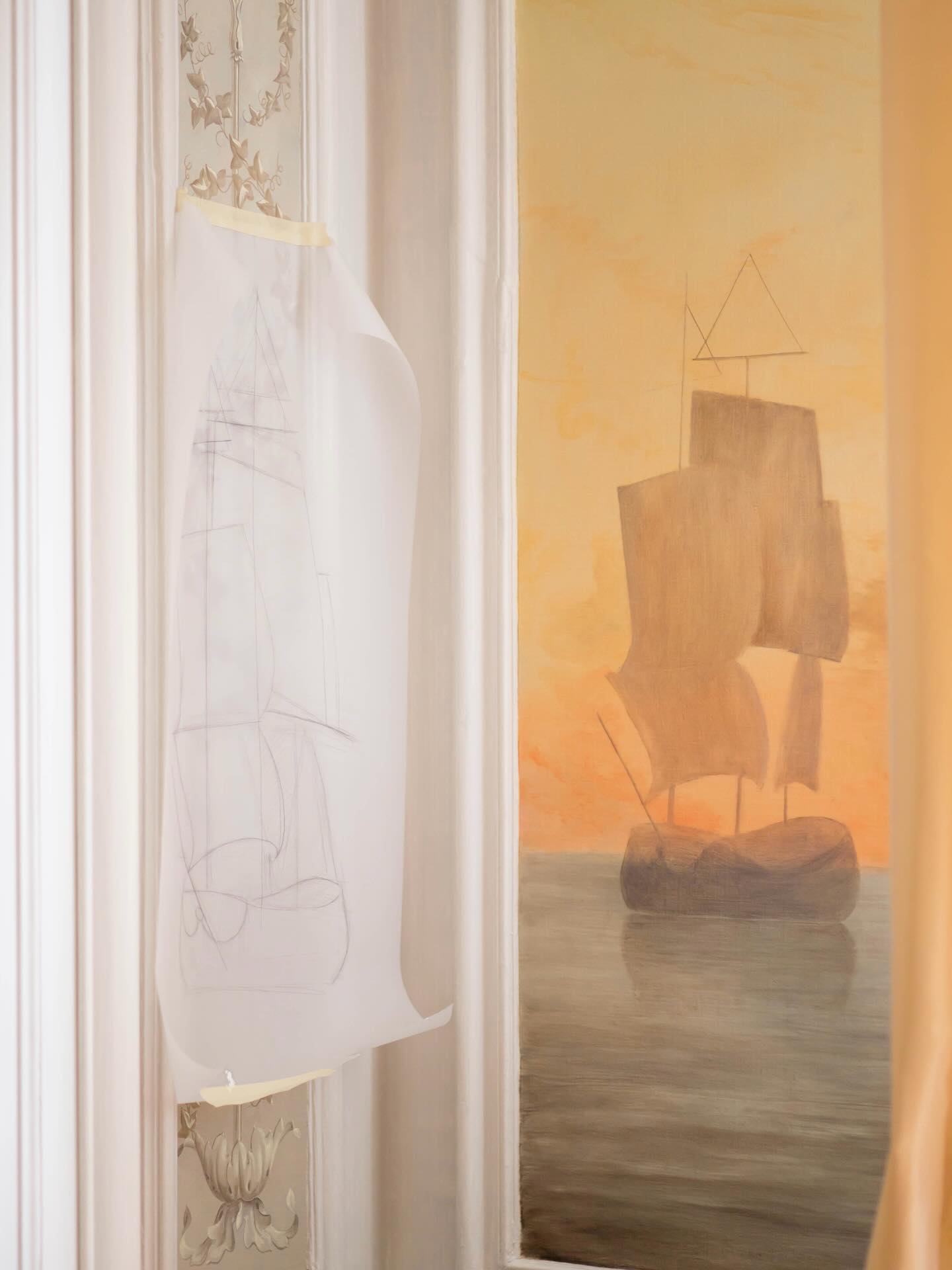 Marine aux couleurs du soleil couchant pour un décor de boiseries d’un salon #peintreendecor #peintreendecordupatrimoine #XVIIIcentury #restaurationdupatrimoinepeint #peintreornemaniste