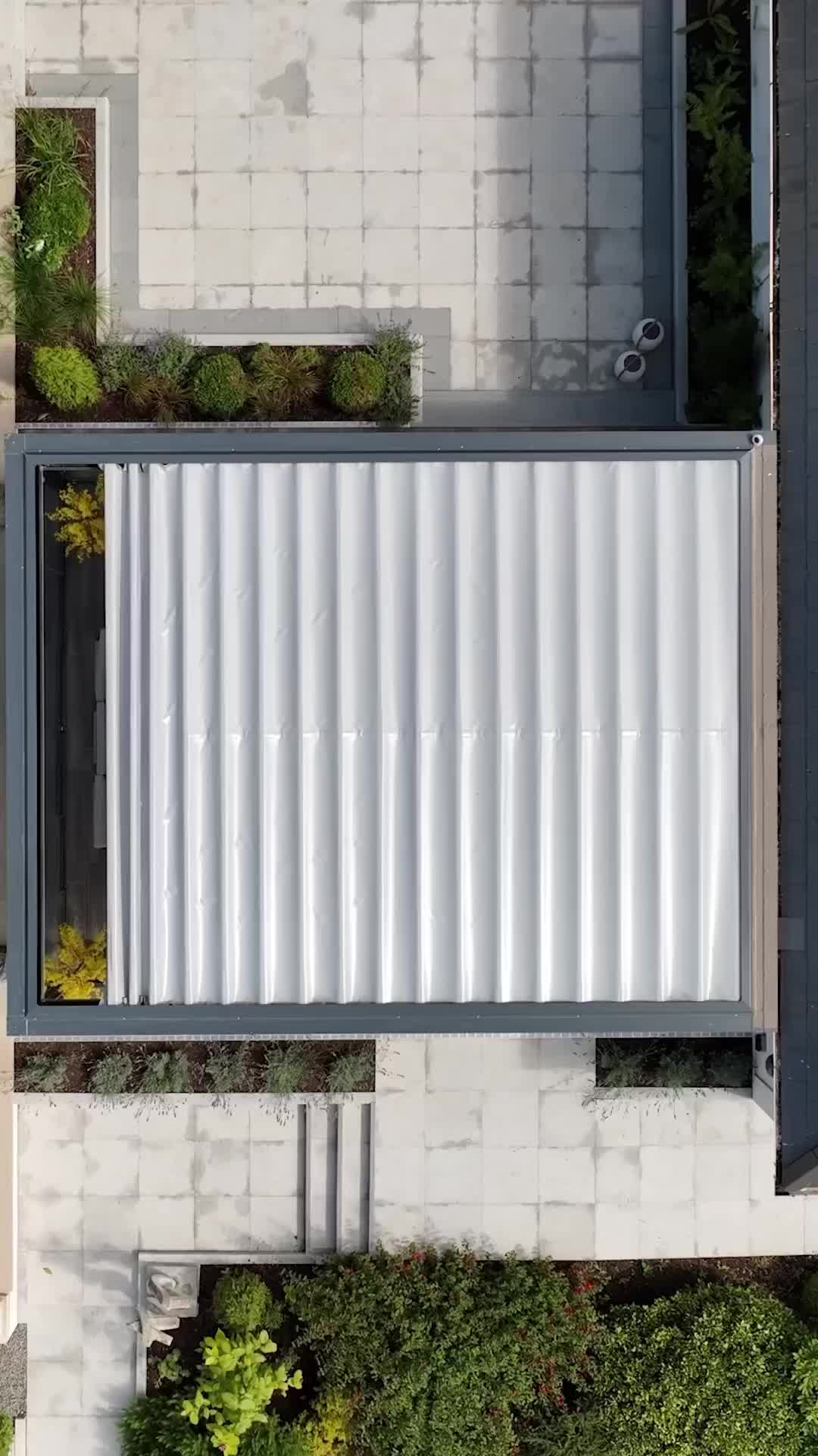 ☀️ Nouvelle pergola rétractable… et nouveaux voisins jaloux !
On a installé une pergola rétractable full option et depuis…
• le soleil s’invite quand il veut,
• la pluie reste poliment dehors,
• et les voisins passent “par hasard” pour regarder le résultat.
Toiture rétractable, éclairage LED, confort toute l’année…
Bref, votre terrasse passe du niveau “sympa” au niveau “waouh”.
⚠️ Attention :
Installation susceptible de provoquer
• des apéros plus longs
• des soirées dehors même quand il fait frais
• et quelques regards envieux derrière les haies.
📩 Si vous voulez la même (et les mêmes voisins curieux), contactez-nous. www.pergoluxglobal.be
#pergoluxglobal #pergola #pergolabioclimatique #liege #belgique #pergolasurmesure #namur
#liegebelgium
