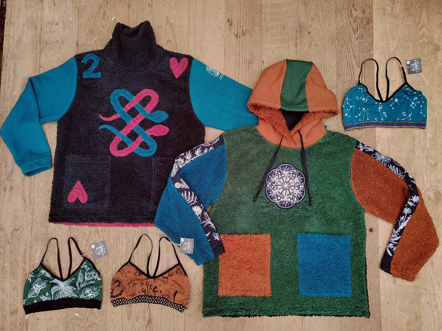 the right hand jumper is an absolute favourite... it's so fluffy! also the printed stripes down the sleeves are a good touch āØ
the two of hearts/snakes is a design from years ago but for some reason came back to my head this week so i thought I'd make another š
all these and more are on my website now
www.houseofbeanco.com
#hempclothing #hempunderwear #mushroomclothing #screenprint #twoofhearts