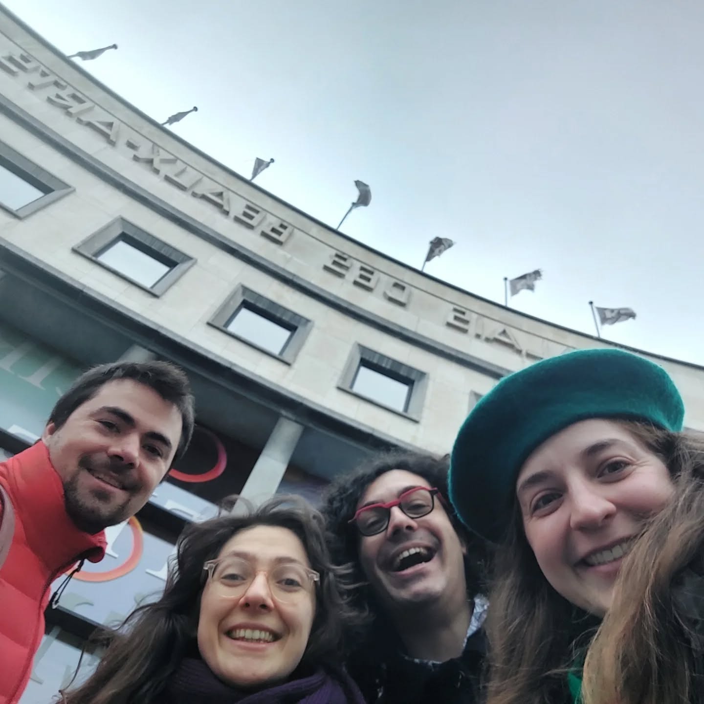 Roman-photo des 4 sens :
Photo 1 : arrivée au PBA ce dimanche matin
Photo 2 : l'attente du jury. On venait de chanter... et... bon même si on fait ce que l'on peut pour sourire, on était siiii stressé.e.s !!!
Photo 3 : ON A GAAAAGNÉ les 2 premiers prix du Concours Génération Classique !! Une tournée nous attend !! #joie 🥳🥳🥳🥳
Nous remercions chaleureusement :
@coenjaertsmarielaure de nous accompagner dans nos voix et de nous faire grandir
Merci à Charles Michiels et Viciane Baudhuin pour leur précieux conseils avisés, justes et bienveillants
Merci au Conservatoire d'ARTS² pour la confiance et le soutien.
Merci au Concours Génération Classique organisé par @lesfestivalsdewallonie d'avoir placé votre confiance et soutien en nous. Nous allons en faire bon usage 🙏
Les ami.e.s, suite au prochain épisode.
Les 4 sens
#musiquedechambre #quatuor #musique #music #chant #acapella #voices #musica #chambermusicfestival #chambermusic #bonheur #happy #Concours #generationclassique