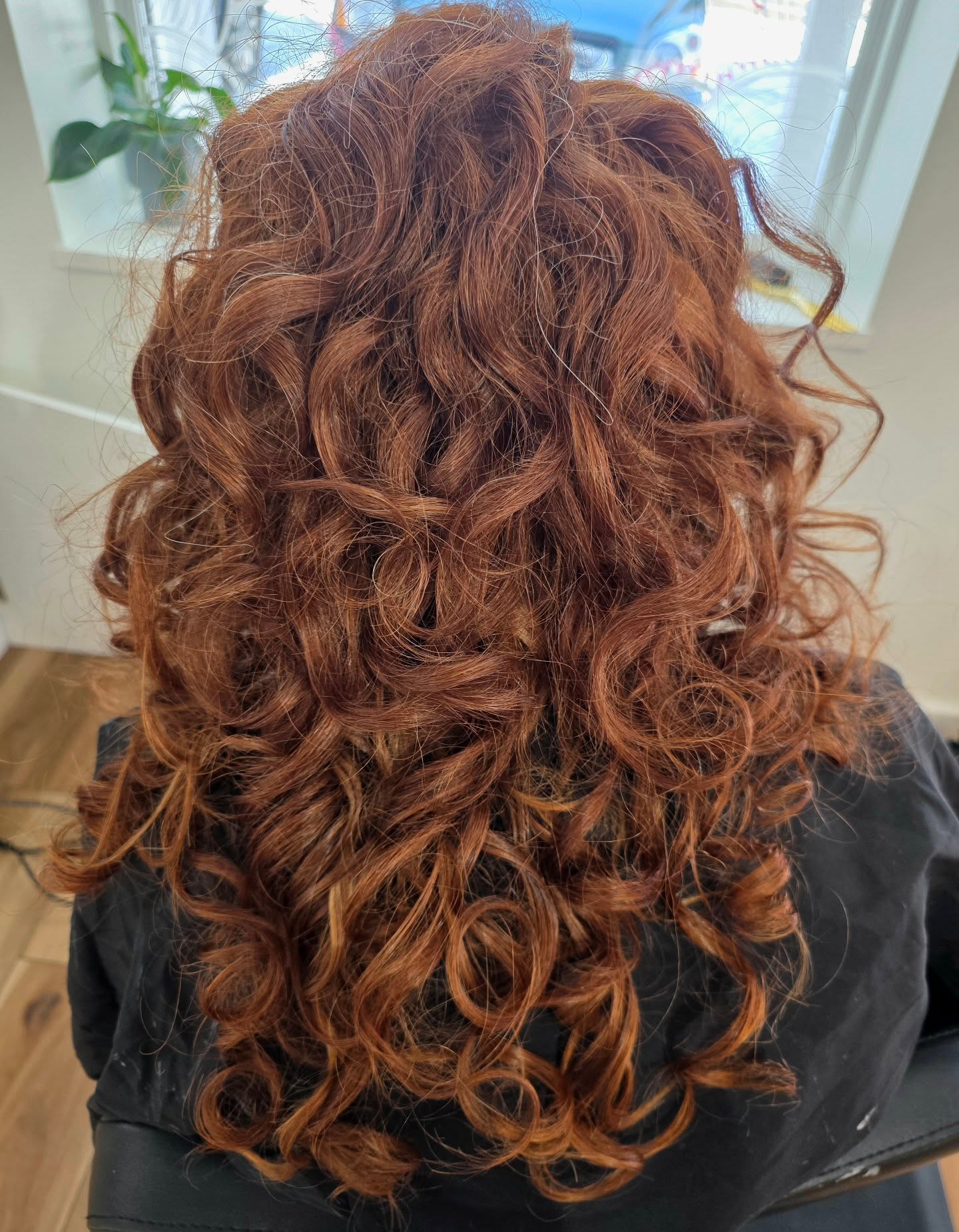 Her curls didn’t need more product — they needed the right approach.
Same hair.
Same color.
A completely different result once the curl pattern is supported correctly.
Healthy curls come from intentional cutting, hydration, and styling designed for your texture.
#CurlyHairSpecialist #HealthyCurls