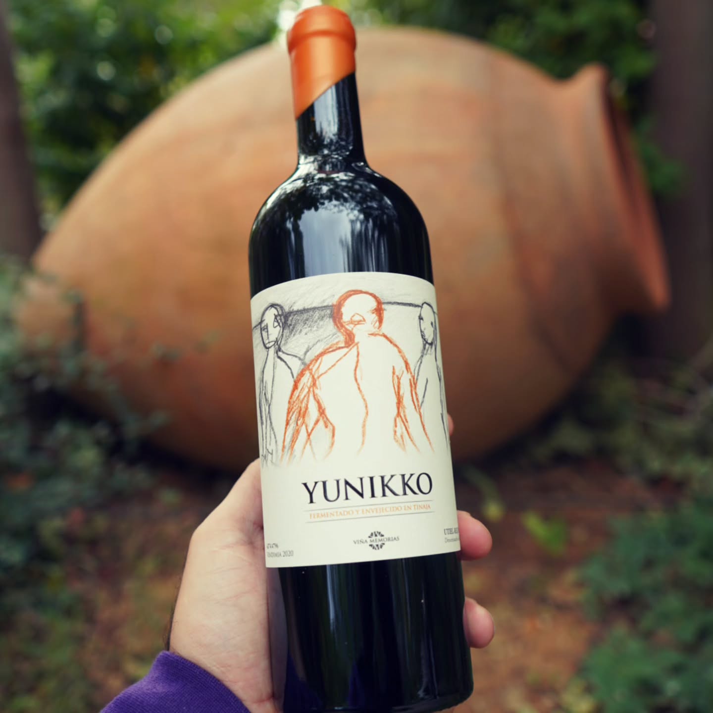 YUNIKKO es la expresión más pura de nuestra Bobal centenaria. Un 100% Bobal que exige máxima precisión en cada etapa de la vinificación para revelar todas sus capas de complejidad: profundidad, textura, tensión y una elegancia estructurada que se despliega lentamente en copa.
Elaborado en tinaja y en microproducción, resultado natural de viñas viejas de rendimientos extremadamente bajos, YUNIKKO no busca impresionar por volumen, sino por verdad. Un vino pensado para paladares exigentes que valoran autenticidad, técnica y la pureza intacta del terroir
.
.
EN
YUNIKKO is the purest expression of our century-old Bobal. A 100% Bobal that demands absolute precision throughout the winemaking process to unveil its full range of complexity: depth, texture, tension, and a structured elegance that unfolds gradually in the glass.
Crafted in tinaja and produced in micro quantities, the natural outcome of extremely low-yielding old vines, YUNIKKO does not seek to impress through volume, but through authenticity. A wine for discerning palates who value purity, technique, and the uncompromised voice of terroir.
.
.
.
#yunikko #oldvine #wine #spain pessach