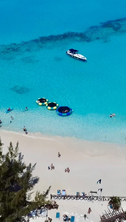 Celebrating the last Friday in February! Spring Break here we come! 💃❤️
#happyfriday #oasisocean7beachclub #roseisland #swimmingpigs🐷 #bahamas