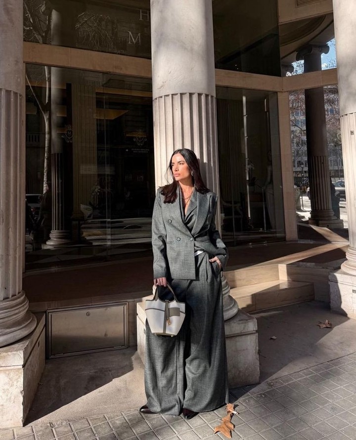 This grey suit? Absolutely unreal.✨️👀
Tailoring on point, exceptional quality, and confidence included (not sold separately 😉).