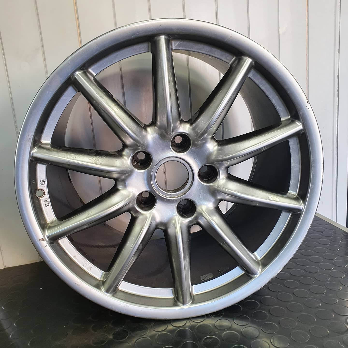 From silver to black and diamond cut for these Porsche wheels ๐ Swipe Left ๐ - #wheelrefurb #wheelrefurbishment #alloyrefurb #alloyrefurbishment #alloyrepair #powdercoating #diamondcut #alloywheels #wheelcolourchange #porsche #bmw #mercedes #ferrari #audi #london #essex #southwoodford #creativewheels