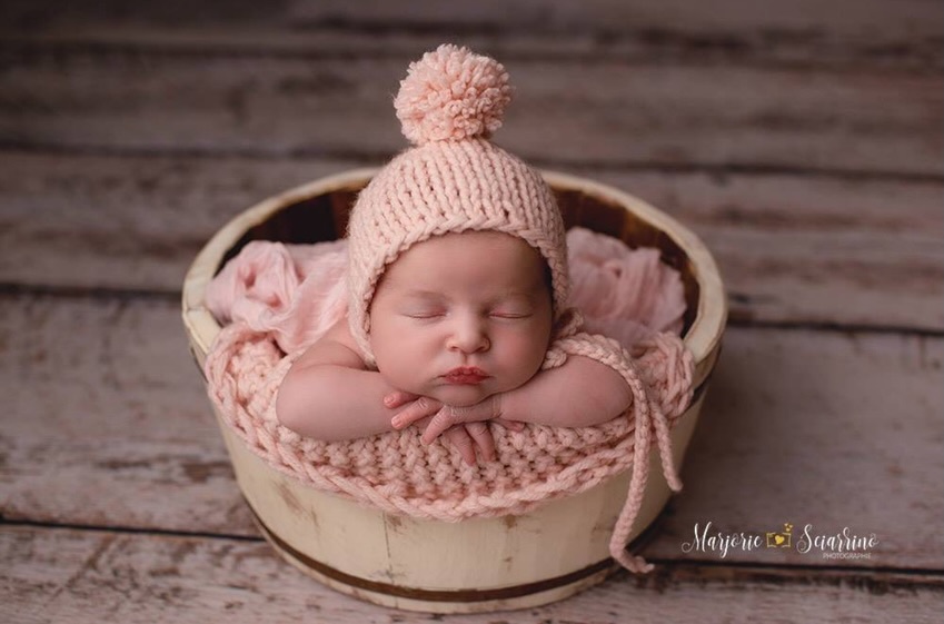 Mon parcours & mes formations ✨
Parce que photographier la maternité et les nouveau-nés demande bien plus que de la technique, je me forme continuellement auprès de références internationales afin d’offrir à chaque famille une expérience douce, sécurisée et artistique 🤍
🎓 Formation Nouveau-né — Lucia Gohaud (France)
Perfectionnement des bases essentielles de la photographie nouveau-né : sécurité, posing physiologique et maîtrise de la lumière pour sublimer les tout-petits en toute sérénité.
🎓 Formation Maternité — Michael Stief (USA)
Approche artistique de la photographie de grossesse, travail des poses féminines et mise en valeur élégante des futures mamans en studio.
🎓 Formation avancée Nouveau-né — Paloma Schell (Brésil)
Techniques avancées de posing, workflow studio optimisé et recherche d’un rendu haut de gamme pour des images douces et intemporelles.
🎓 Formation Maternité — Ana Brandt (USA)
Direction artistique poussée, travail des drapés et création d’images maternité à forte signature visuelle.
🎓 Formation Nouveau-né & Maternité — Stéphanie Lemmens (Belgique)
Approche complète mêlant sécurité du nourrisson, fluidité des séances et cohérence artistique entre grossesse et naissance.
✨ Aujourd’hui, toutes ces formations nourrissent mon regard et me permettent de vous offrir des images à la fois sécurisées, élégantes et intemporelles.
#photographenouveaune
#photographematernite
#photographebebe
#grossesse2026
#photographebebe