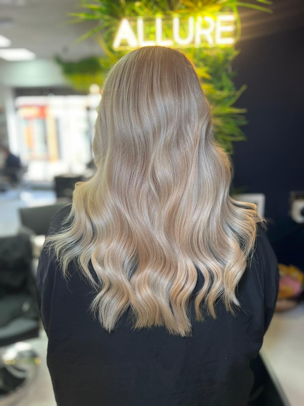 Years of at home dye can make blonding tricky, but not impossible ✨ This transformation shows what’s possible with the right techniques, time, and hair care. We created blended highlights to restore dimension, brightness, and softness while keeping the hair healthy and strong, by stylist Chloe Olivia 🤍
@lorealpro @lorealpro_education_uki