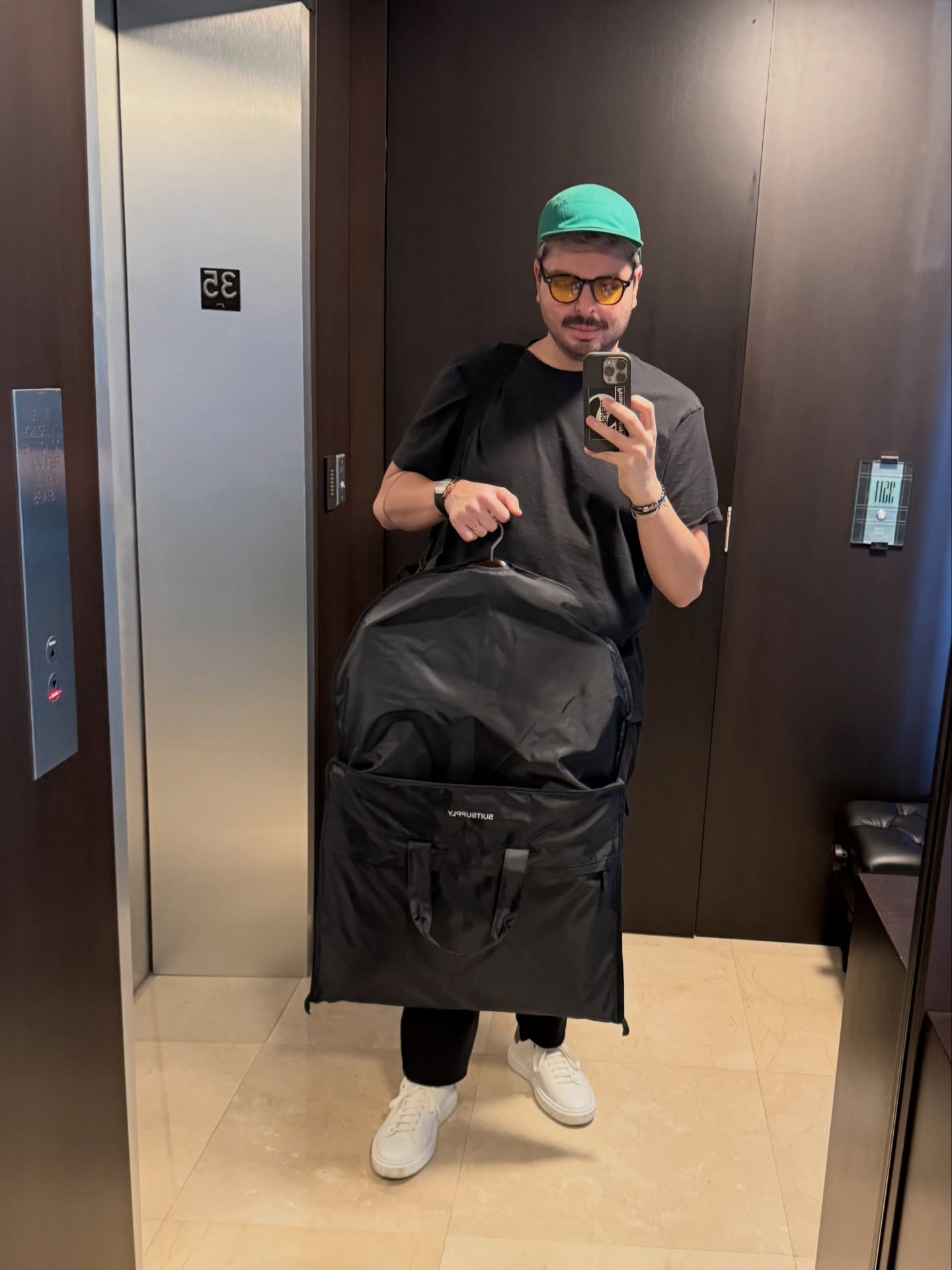 Fui a Miami a hacer música y terminé escuchándola. Y entendí que eso también era parte del viaje.
A veces uno llega con planes muy claros y la vida decide cambiar el ritmo. No para detenerte, sino para recordarte por qué haces lo que haces. La música siempre está ahí: retándonos, inspirándonos y, de vez en cuando, pidiéndonos simplemente contemplar y disfrutar.
Este fin de semana fue eso. Un recordatorio!
“A Fuego Lento” no se detiene. Se sigue calentando 🔥
Nos vemos el 28 de marzo, 8PM en Pinecrest Gardens ✨
#music #piano #afuegolento #destiny