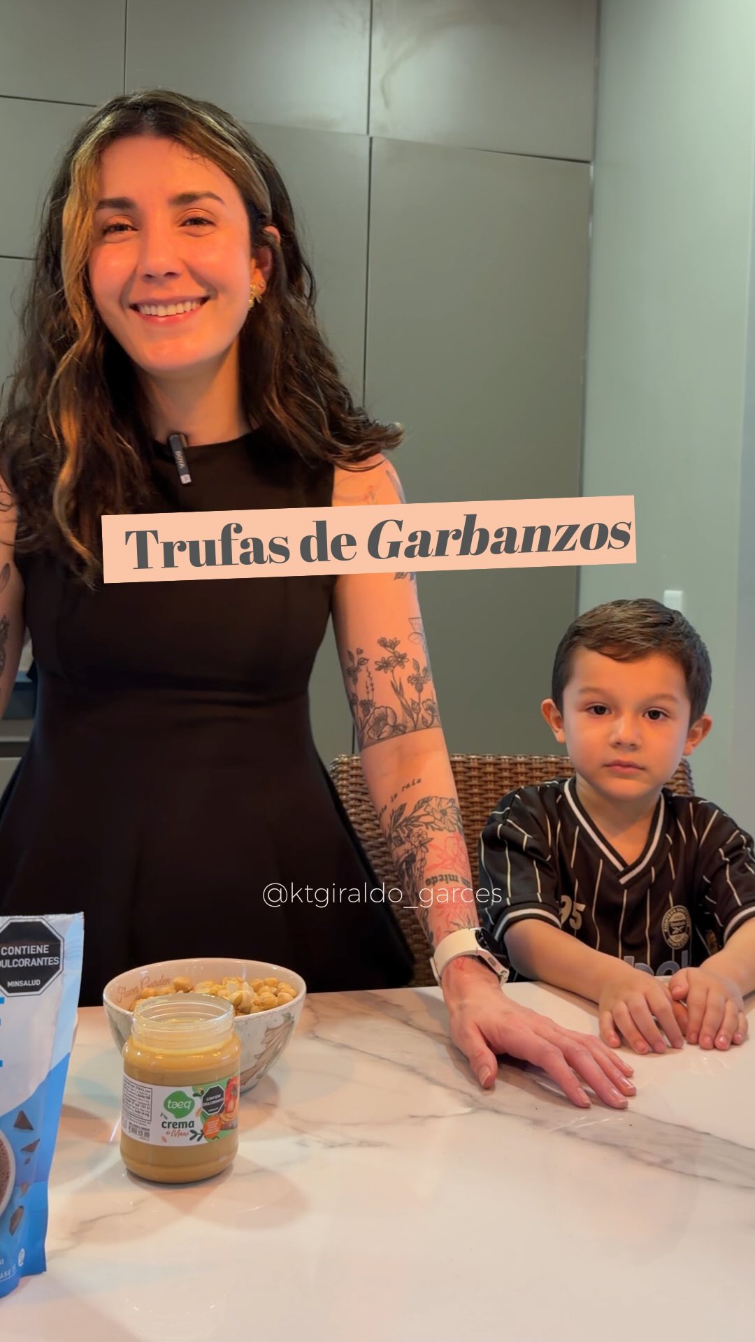 🍫🌱 ¿Pensabas que los garbanzos solo eran para hummus o sopas? ¡Pues no!
En esta receta me acompañan mis sobrinos preparando unas trufas de garbanzos deliciosas, suaves y llenas de proteína 💪🏽✨
Un postre nutritivo, fácil y apto para toda la familia 👨👩👧👦💚
Solo necesitas:
✔️ Garbanzos
✔️ Dátiles
✔️ Chocolate en polvo
✔️ Chocolate 80% para derretir
Mezclas, formas bolitas, cubres con chocolate… ¡y listo! 🙌🏽
Trufas demasiado ricas y oficialmente aprobadas por mis sobrinos 😍👏🏽
Y lo mejor ✨ esta y muchas recetas más las encontrarás en nuestro Taller para Padres, un espacio práctico y consciente para aprender en familia 💚
Junto a Manu Arias (@lanutridebebes ) y @ktgiraldo_garces, profesionales que nos guiarán con un enfoque cercano y real 🌿
📅 Sábado 14 de marzo
⏰ 10:00 a.m.
🕒 Duración: 3 horas
💰 Inversión: $250.000
Aprender, compartir y transformar la alimentación desde el amor 🥰
¿Te unes? ¡Nos vemos! 💚✨
#TallerParaPadres #AlimentaciónConsciente #RecetasSaludables #TrufasSaludables