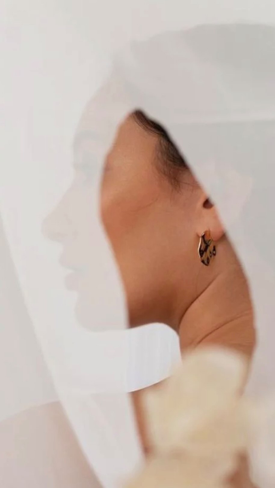 Los resultados de tus limpiezas faciales no están durando… y no es porque la limpieza esté mal hecha.
Es porque estás creyendo que una limpieza es un tratamiento… y no lo es.
La limpieza facial es higiene profunda. Es mantenimiento. Es sacar lo que está obstruyendo el poro en ese momento . Los resultados de tus limpiezas faciales no están durando… y no es porque la limpieza esté mal hecha.
Es porque estás creyendo que una limpieza es un tratamiento… y no lo es.
La limpieza facial es higiene profunda. Pero debes tener cambios en los cuidados en tu piel