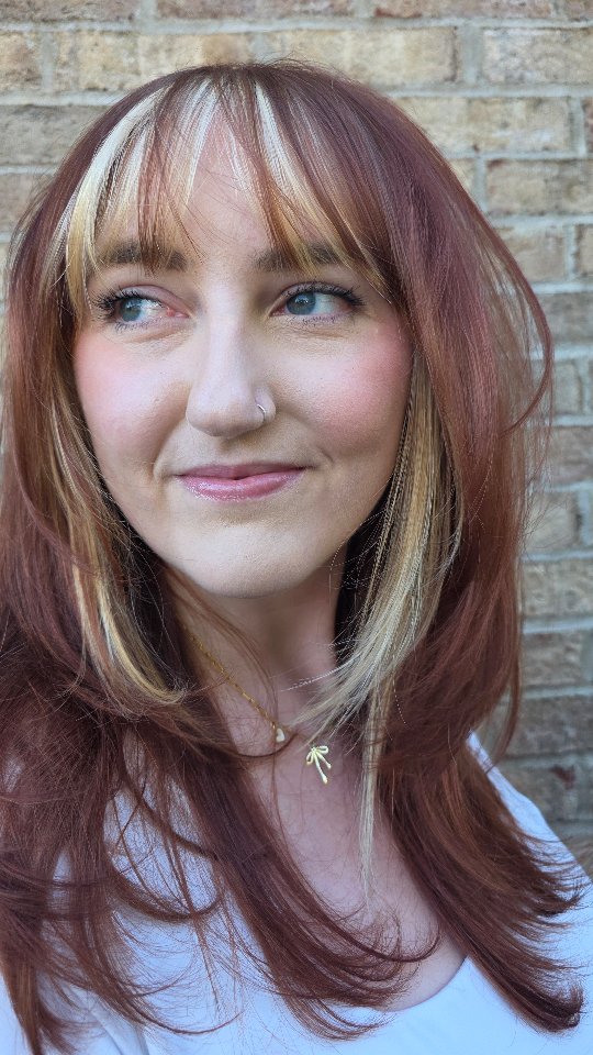 The fresh layers, the bangs, the copper 🤌🤌🤌
Im such a huge fan of a colorblock. Especially when you have cute bangs to pull it all together.
Fun tip to keep your copper vibrant:
👉Use Keracolor Clenditioner or
👉Celebluxury shampoo/conditioner
They have a few shades to choose from, and its super easy to use at home!
Let me know if you try it!
.
.
.
#clthairstylist #monroehairstylist #indiantrailhairstylist #monroehairsalon #indiantrailsalon