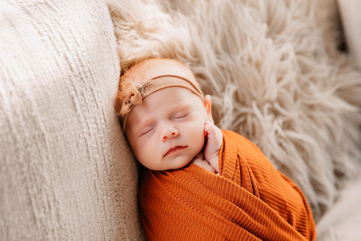 Newborn sessions move at baby speed ā always.
Feeding breaks, snuggles, soothing⦠itās all part of the process.
You never have to apologize for your baby being a baby š¤