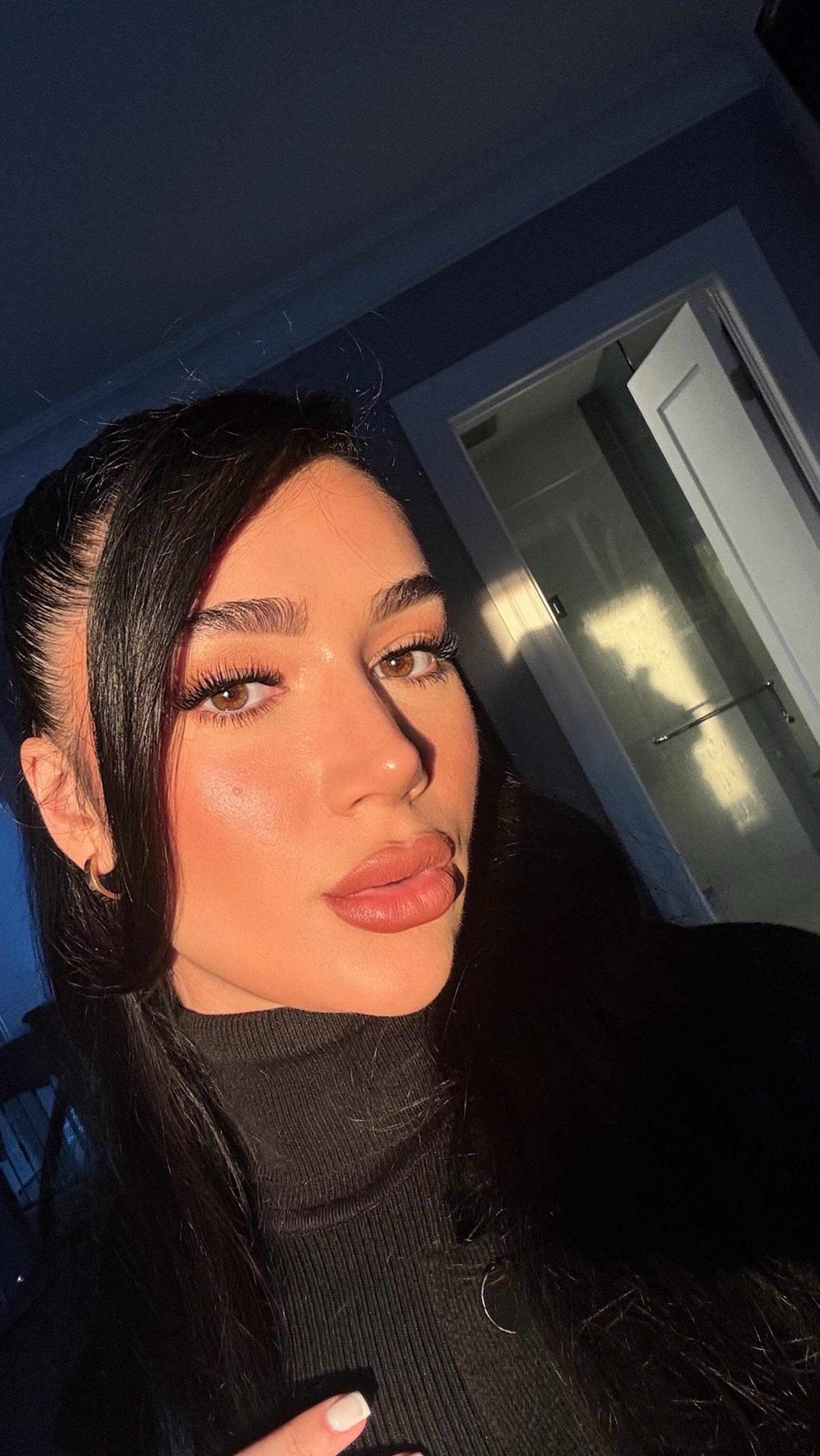 POV: You go in asking for Botox AND Sculptra… and your injector says absolutely not 😂🥲
At 32, I’m very much in my preventative era — but one thing I’ve learned after almost 10 years with the same injector is that the best providers are the ones who say no.
I literally tried to convince her to do Sculptra and she refused.
And honestly? That’s exactly why I trust her.
A good injector isn’t trying to sell you every treatment… they’re protecting your face long term.
Today’s treatment:
✔️ a little Botox
❌ Sculptra (denied 😅)
Natural, conservative results will always win.
Curious though…
At what age did you start Botox?
Or are you waiting until later?
Tell me below — I’m curious what everyone thinks about preventative Botox 👀💘