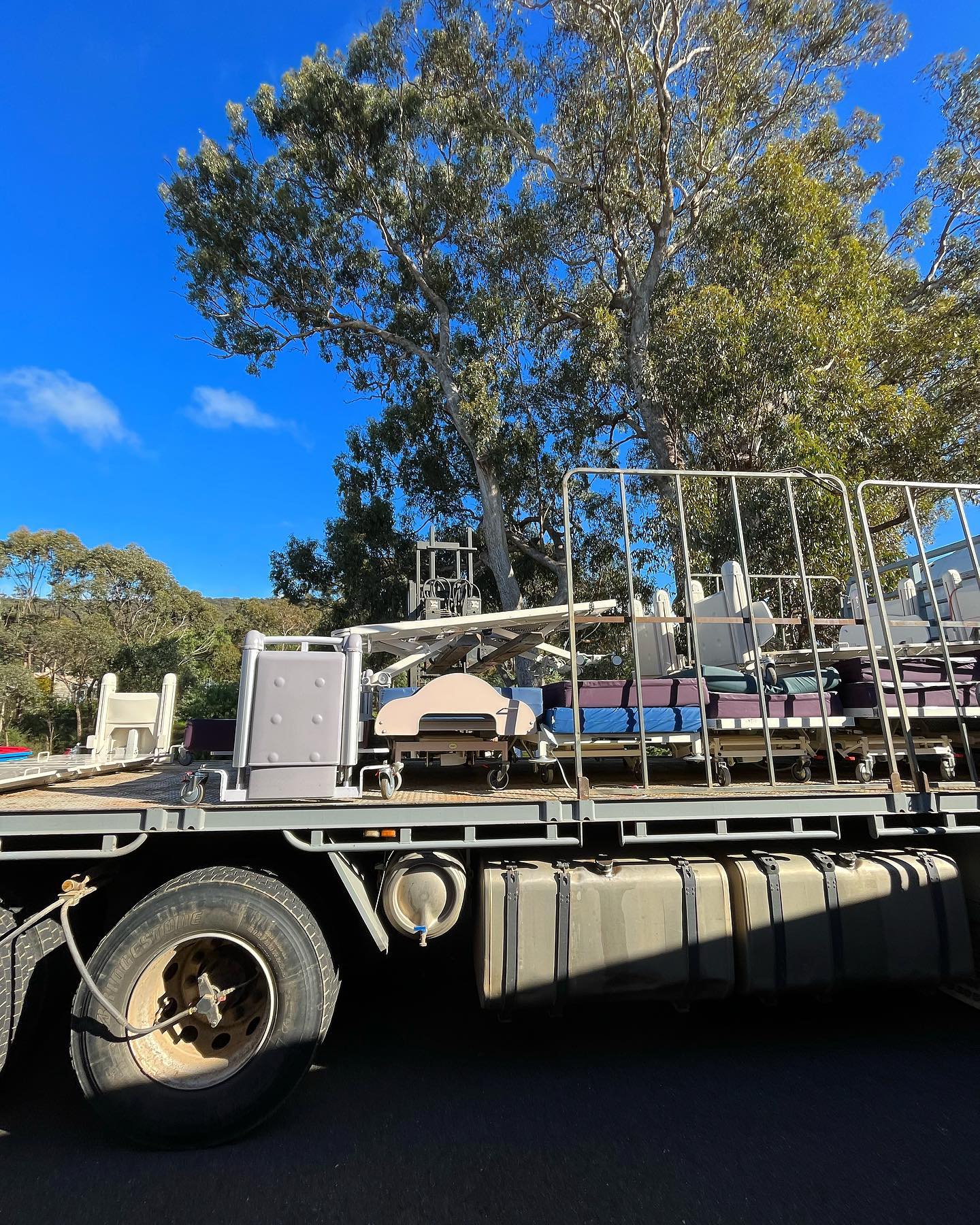 Not your average cargo for the bee mobile…
Last weekend Nic was happy not to be getting stung while loading beds instead of bees onto the truck. Why the unusual cargo you ask? Castlemaine Honey was helping to transport a donation of medical equipment from our local Maldon Hospital to FESIDEV AUSTRALIA. The donated equipment will go to Hope medical clinics and help provide essential medical care in developing nations across Africa.
