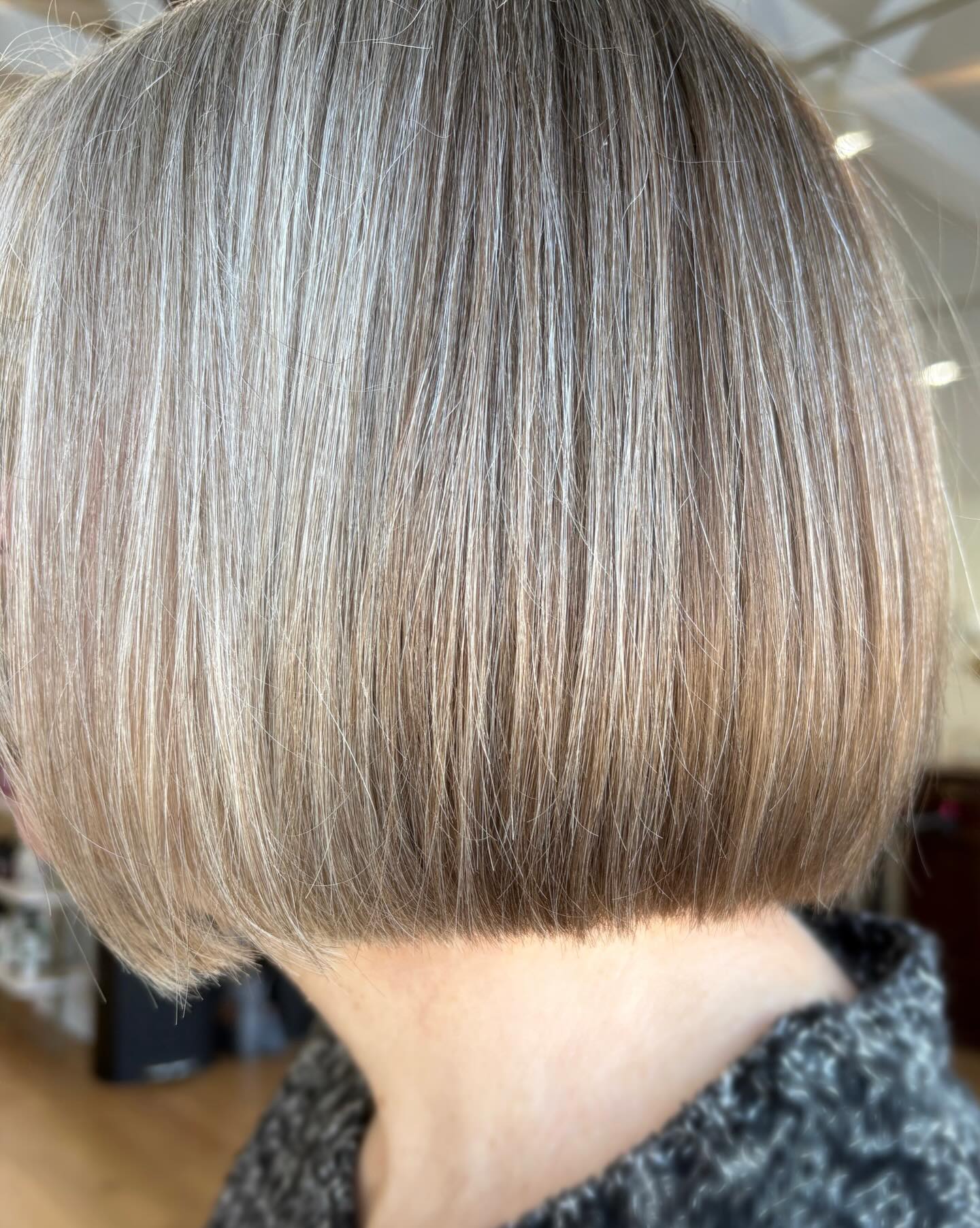 Razor Precision
The razor is one of my favorite tools! I can create soft texture in the hair that feels light and whimsical OR I can create this strong, solid yet still soft bob.
Don’t be afraid if we pick up this tool in the salon. It’s often what we use to truly personalize your style for YOU.
How would you describe your style?
🤍 soft, textured, whimsical
❤️ bold, strong, solid
🩷 a mix of both