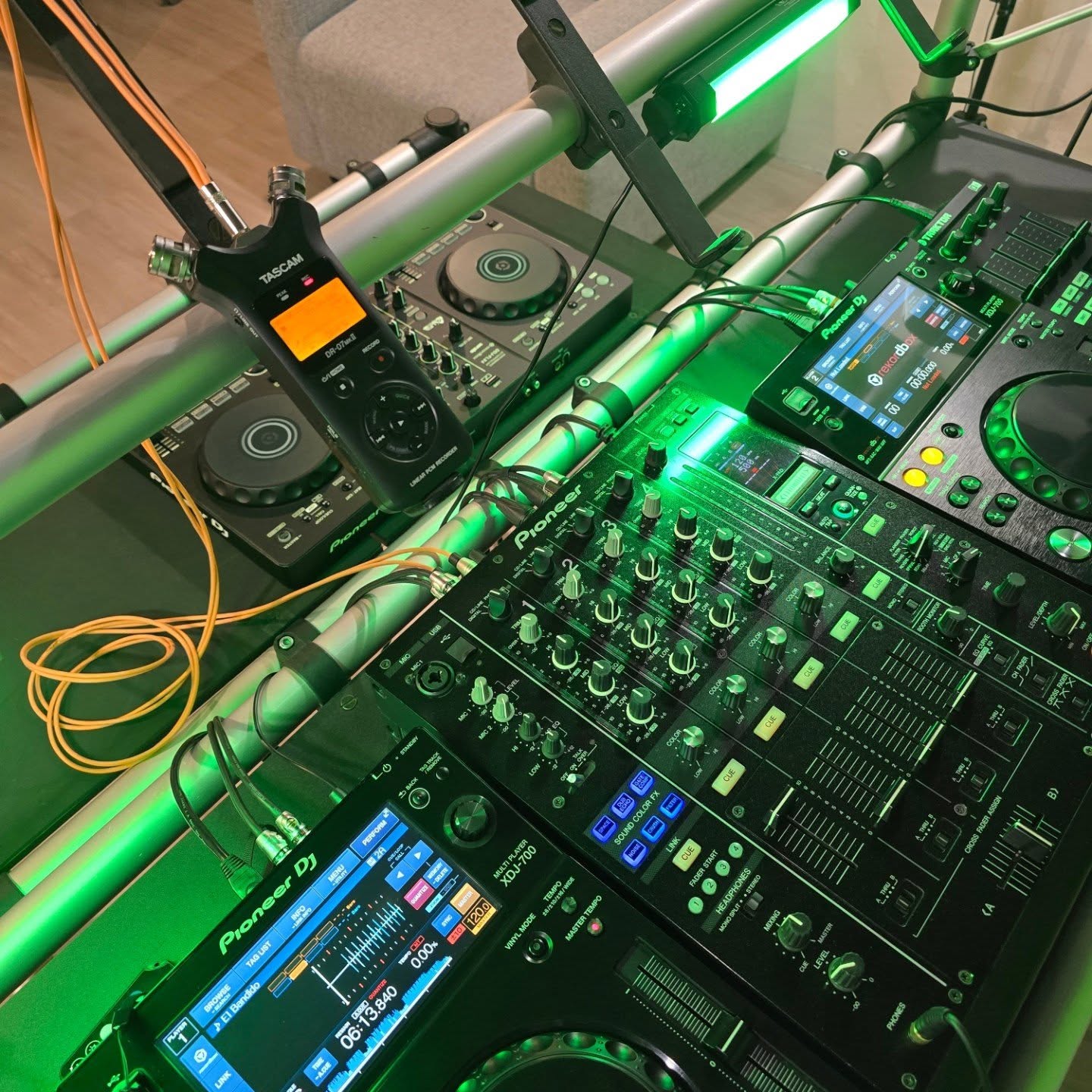 ::IME:: Fechando o dia com gravação de djset 🎧
Aqui no IME além dos cursos de discotecagem e produção musical também oferecemos para os alunos gravações de setmix em audio ou audio e vídeo com fundo verde.
VemProIME 👊
#DJLife #gravação #pioneerdj #rekordbox #institutoime