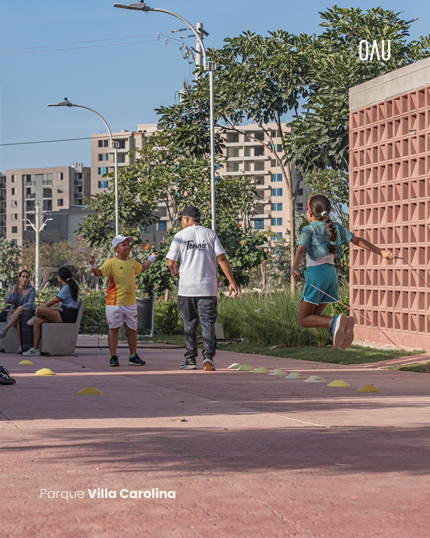 🎾Parque Villa Carolina: El tenis como paisaje
En este proyecto, el tenis no se aísla. Las canchas se integran al recorrido principal y al espacio público, funcionando no solo como infraestructura deportiva, sino como un paisaje activo que hace visible el deporte y lo incorpora a la experiencia urbana cotidiana.
Esa misma condición se extiende a su materialidad y a su color. La paleta de tonos terracota y rojizos, inspirada en el polvo de ladrillo de las canchas, se desplaza hacia los recorridos y las zonas verdes, construyendo una identidad visual continua y cálida.
Como si las canchas se diluyeran en el parque, las actividades se enlazan a través de sensaciones, visuales compartidas y una atmósfera que invita a habitar el espacio de manera colectiva.
_____
Cliente y estructuradores: Grupo Argos @grupoargos
Agradecimientos especiales:
Daniel Sarabia Mancini - Gerente de Urbanismo e Infraestructura
Catalina Monroy Granada - Líder Senior de Diseño Urbanístico
📷 Alejandro Arango @sitioestudio.co
_____
#oauarchitecture #urbanplanning #barranquilla #urbanarchitecture #villacarolina