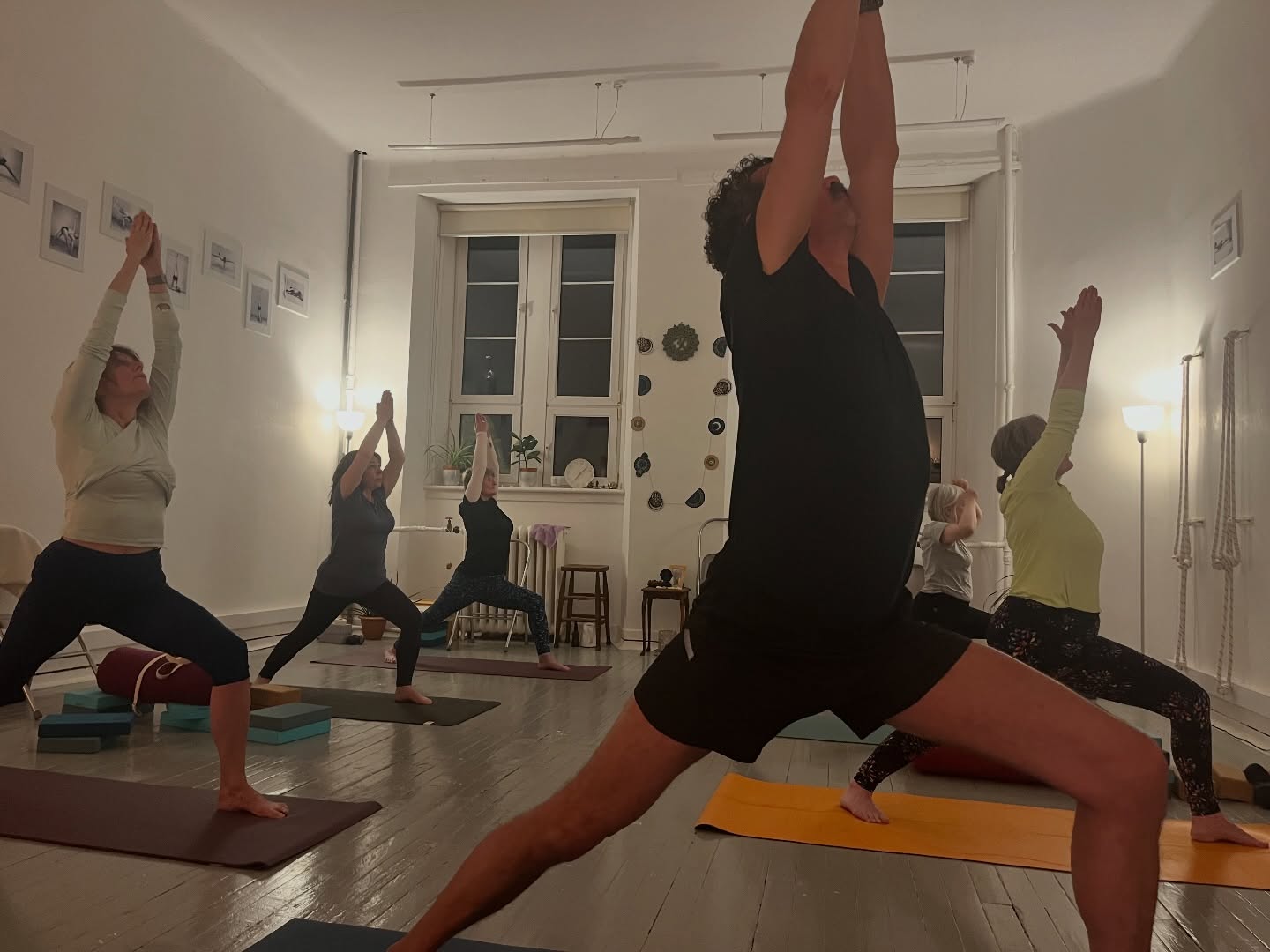 A good strong standings class to start the month with 👌🏻 #standingasanas #virabhadrasana #utthisthasthiti #iyengaryoga #yogasarvasya