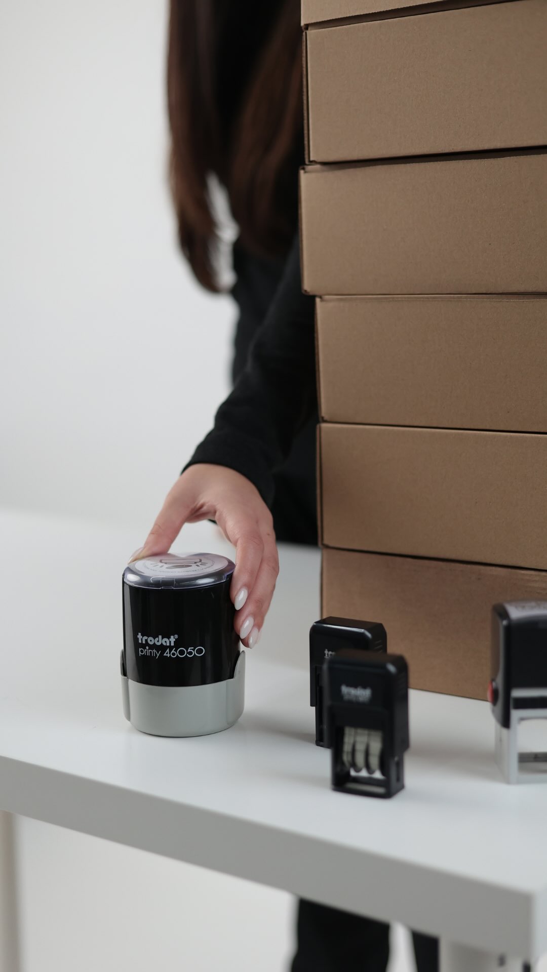 Quando tens mais caixas do que paciência… mas o carimbo automático não te deixa falhar💥
Uptown Funk a tocar, ritmo perfeito, cada carimbada é um golpe de branding.
Porque marcar presença nunca foi tão satisfatório, rápido e divertido. Caixa após caixa, a tua marca vai ficando impossível de ignorar 😎
💡 Dica: se isto não te dá vontade de dançar enquanto trabalhas é porque ainda não viste o carimbo a entrar no beat 🎶